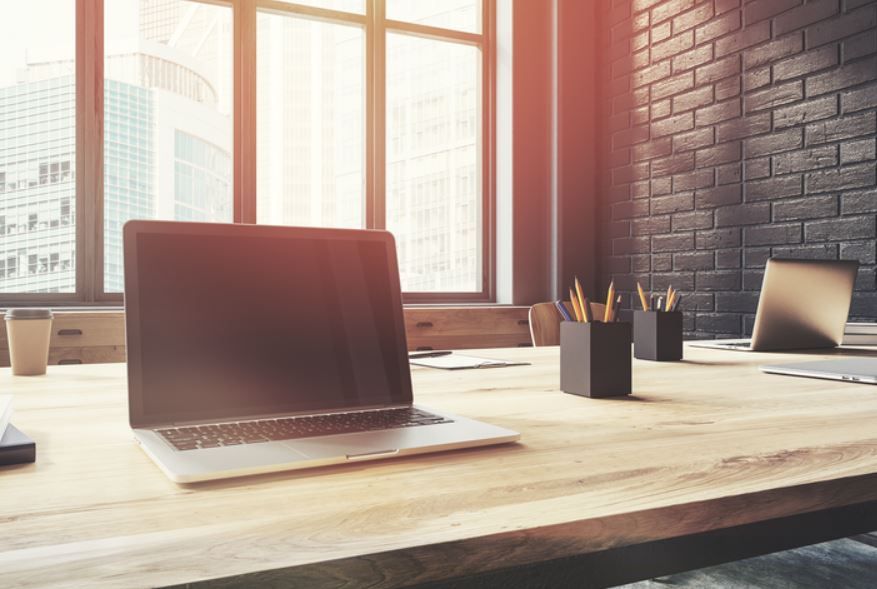 Hay que evitar que la luz del sol impacte de forma directa en el portátil