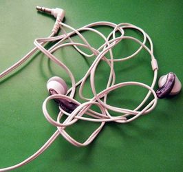 La ciencia explica por qué el cable de tus auriculares siempre se enreda