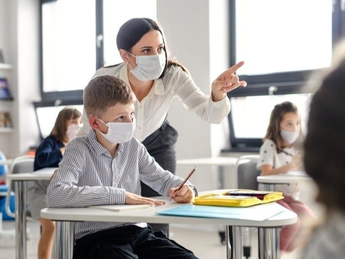El uso de mascarillas hace que los profesores tengan que forzar más la voz en clase