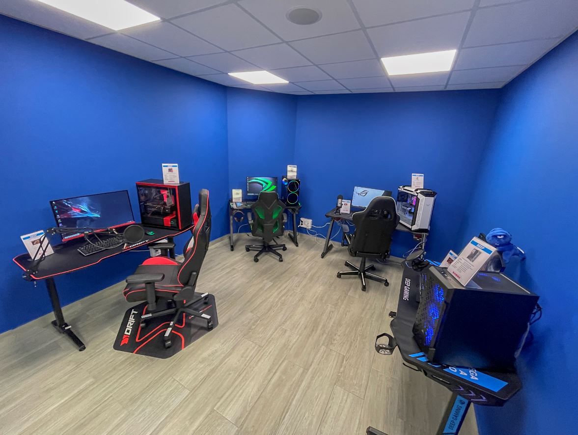 En la Zona Gaming de BEEP Tarragona (Torreforta) hay cuatro set-ups de gaming montados, para que veas cómo quedaría esa silla, ese monitor y ese teclado que te gustan.