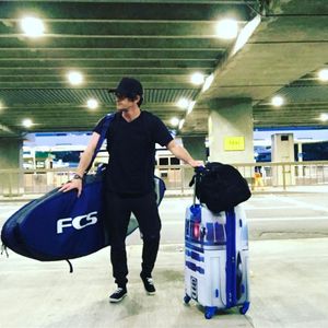 Luzu, con una tabla de surf Luzu, con una tabla de surf