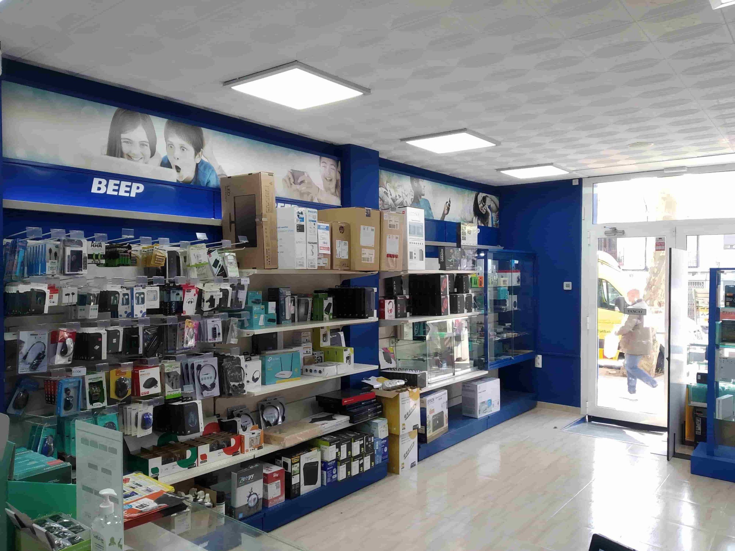 Aspecto interior de esta tienda BEEP en el barrio de Camp de l'Arpa