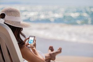 Proteger el móvil en la playa: usa el smartphone en una posición elevada