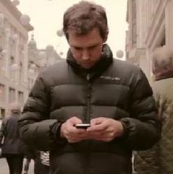 Ignorar las notificaciones del móvil distrae tanto como recibirlas