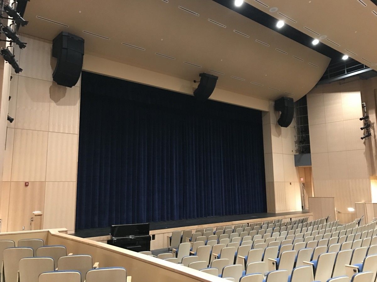 Las salas multifuncionales o salones de actos de las escuelas necesitan una buena sonorización