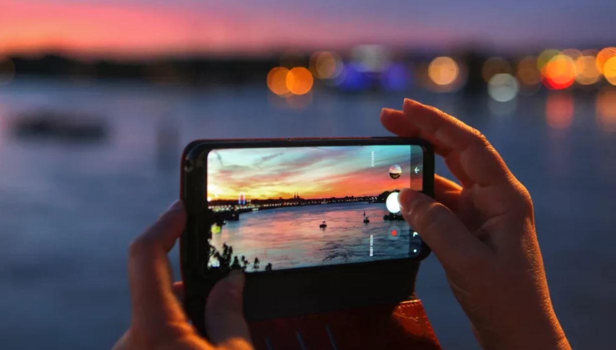 Cámara de móvil filmando una escena marítima
