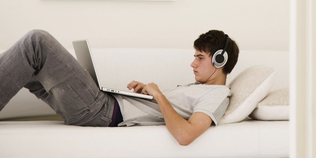 adolescente-portátil