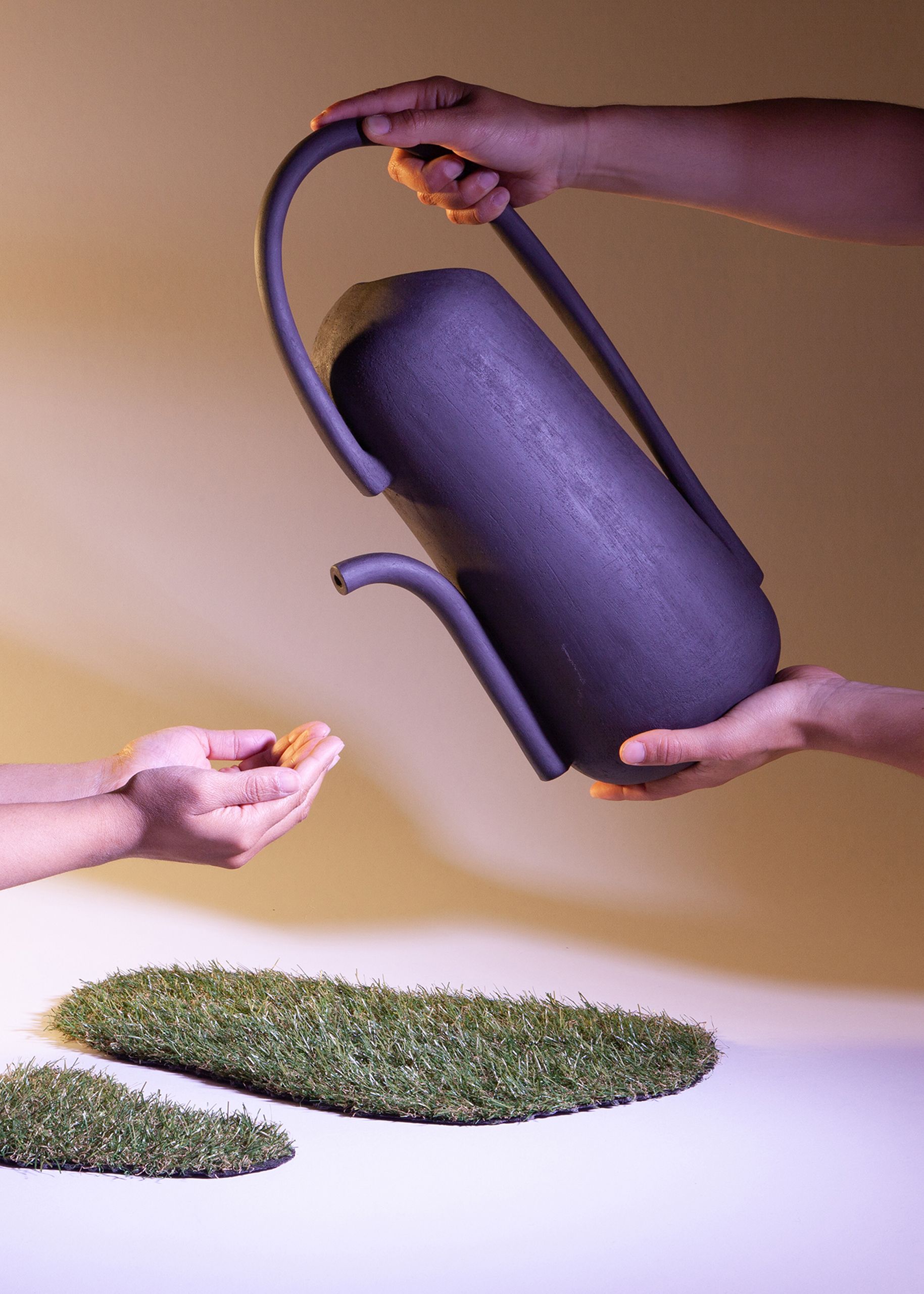 Projet de diplôme master design espace et communication Ana Iris Paris, Espace pittoresque mêlant culturel japonaise et provençale composé d'un arrosoire en céramique, pelouse synthétique, un banc, panneau de bois avec illustrations colorées, édition papier, paravent kimono