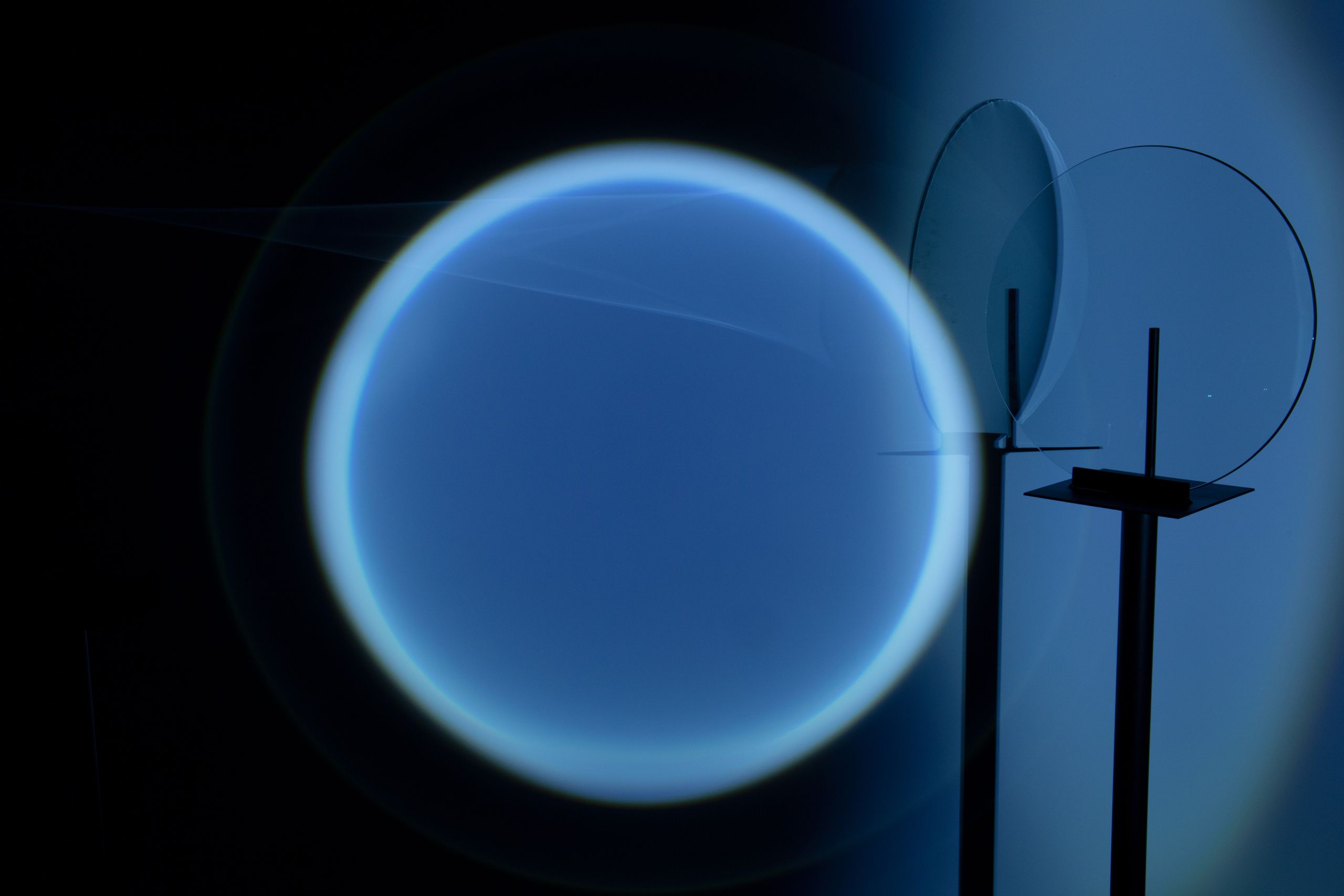 Projet de diplôme master design espace et communication alexandra hofmann, femme utilisant outils transparents ou des miroirs pour produire des reflets avec le spectre lumineux