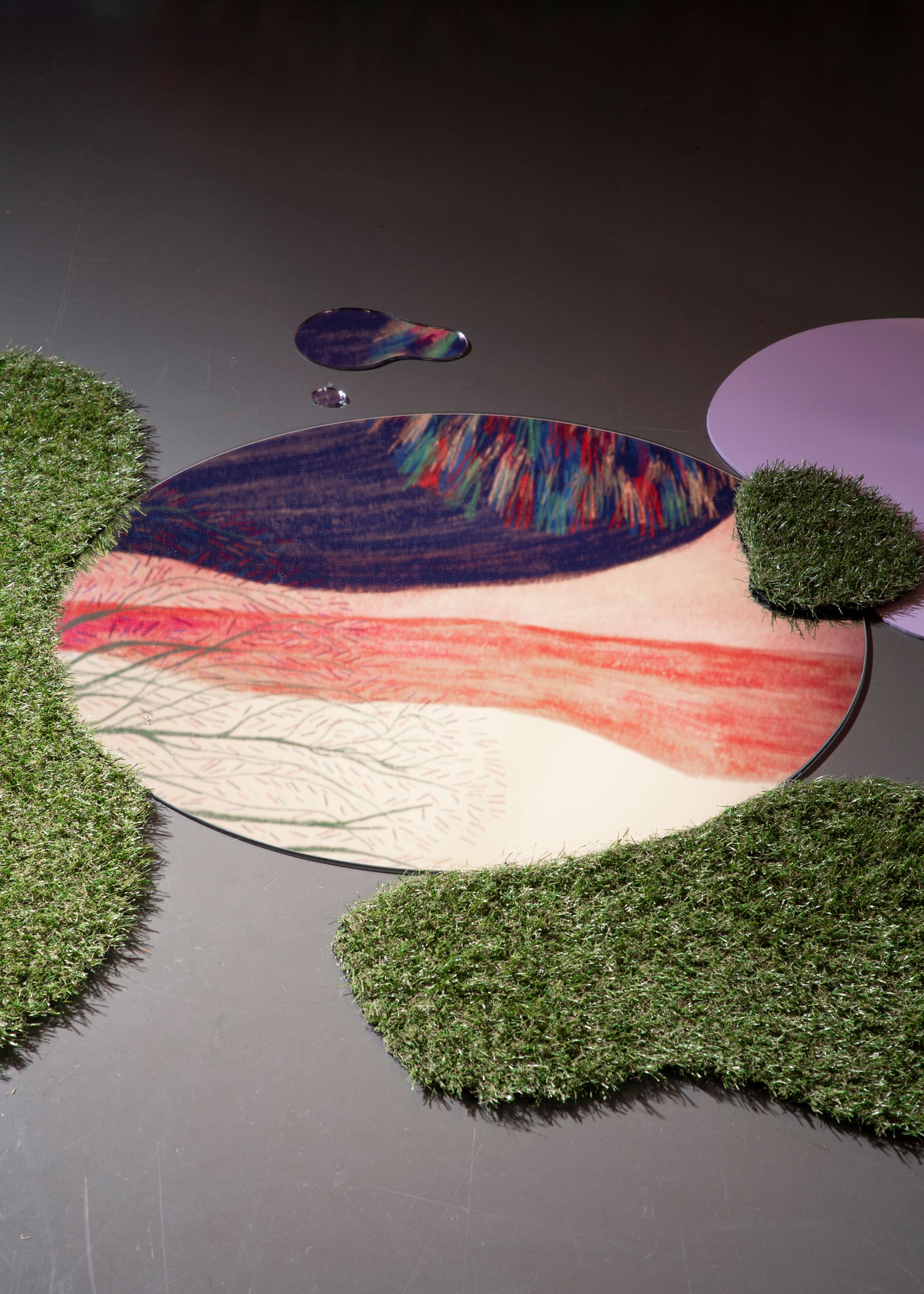 Projet de diplôme master design espace et communication Ana Iris Paris, Espace pittoresque mêlant culturel japonaise et provençale composé d'un arrosoire en céramique, pelouse synthétique, un banc, panneau de bois avec illustrations colorées, édition papier, paravent kimono