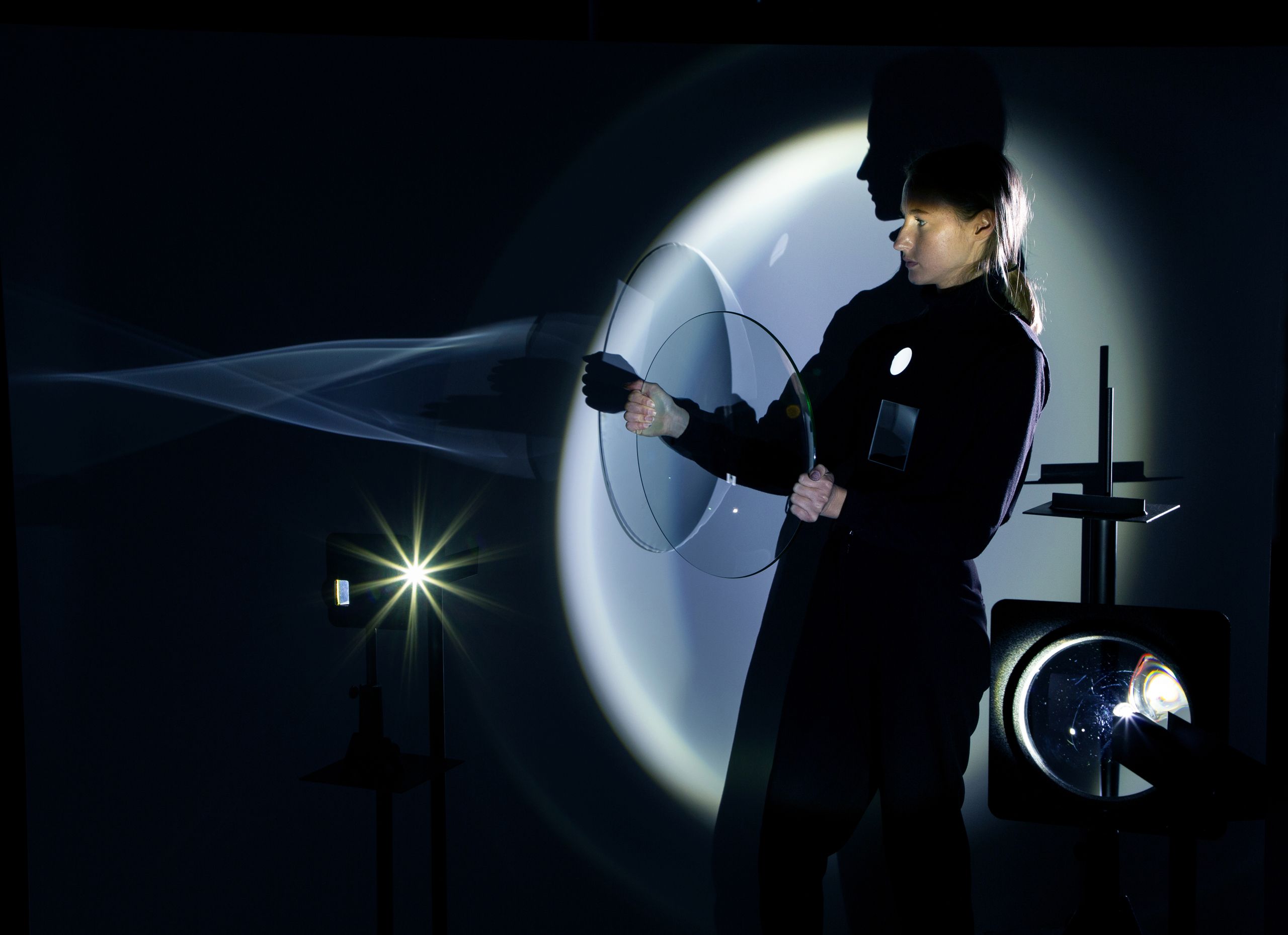 Projet de diplôme master design espace et communication alexandra hofmann, femme utilisant outils transparents ou des miroirs pour produire des reflets avec le spectre lumineux