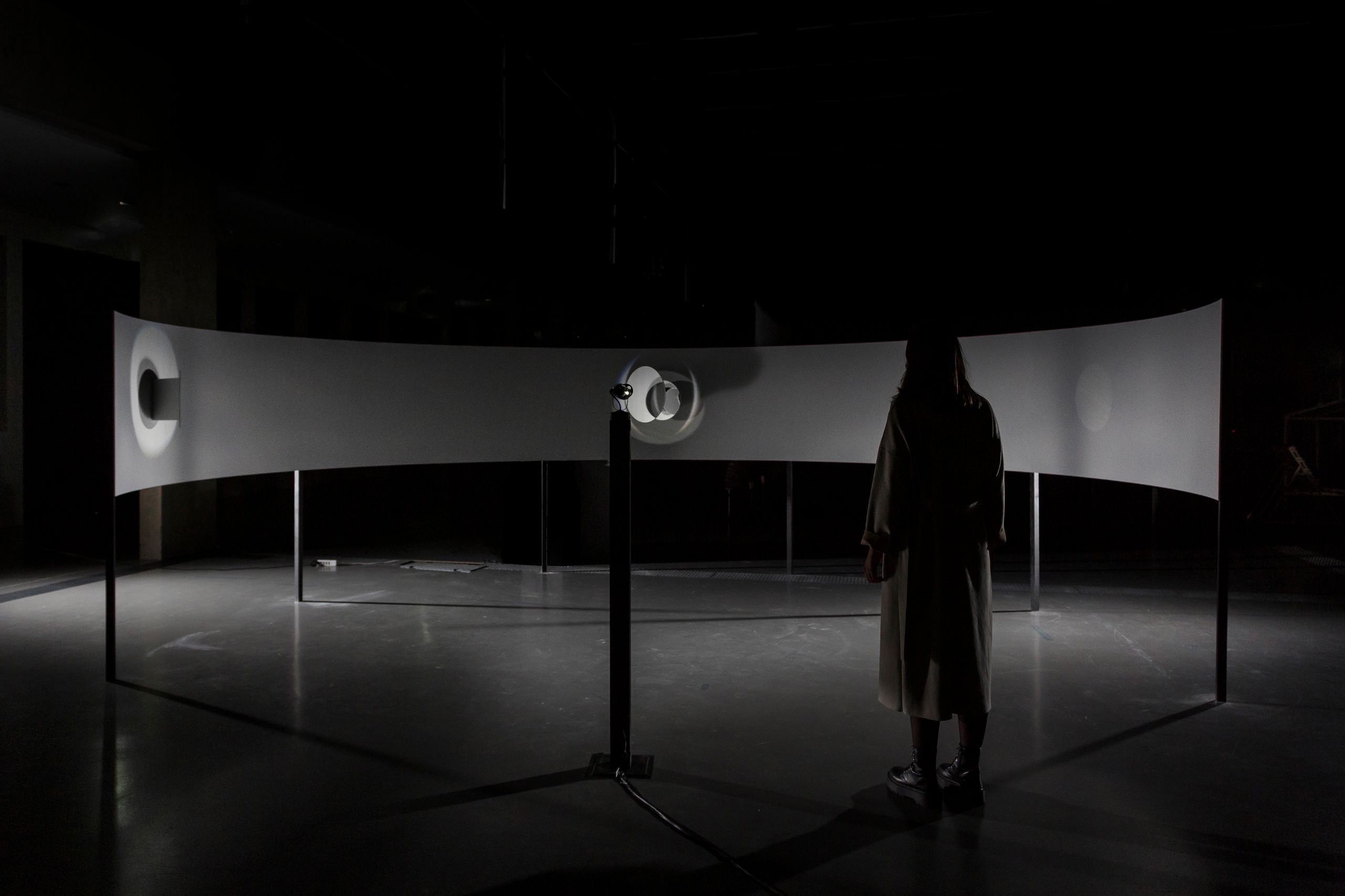 Projet de diplôme master design espace et communication rachel hoffmann, trois dispositifs circulaires autour de la question de la perception et du point de vue, jeu de lumière