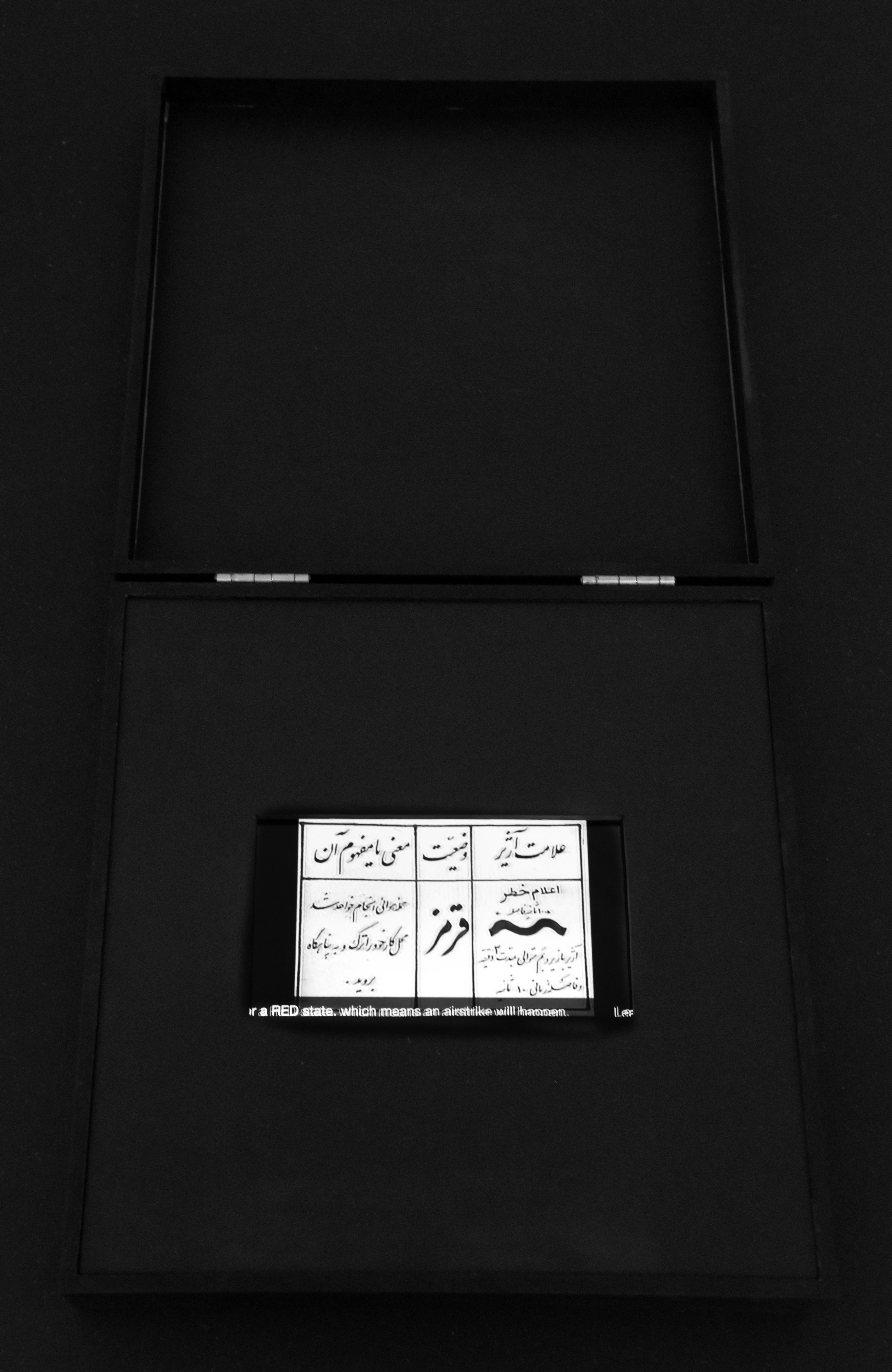 Projet de diplôme master arts visuels option trans motalaei ahmad, exposition intimiste composée de différents objets dans un pièce d'appartement : une valise avec des magazines féminins des années 70 et un écran intégré, et un cofret contenant des images et textes d'archives