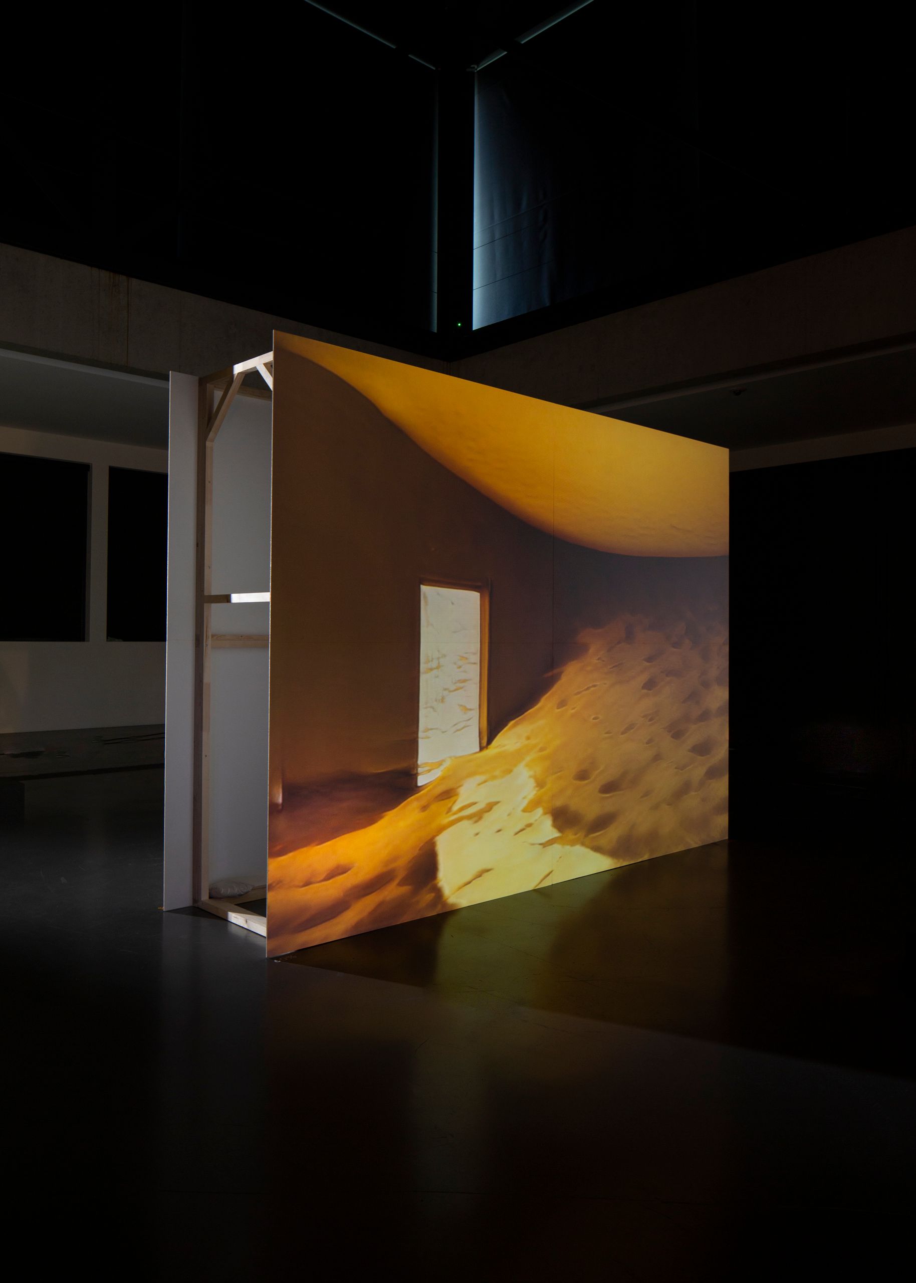 Projet de diplôme master design espace et communication thomas cerato, Grand panneau de bois formant une scénographie sur lesquels sont projetés des vidéos de pièce vide en morphing avec un désert de sable.