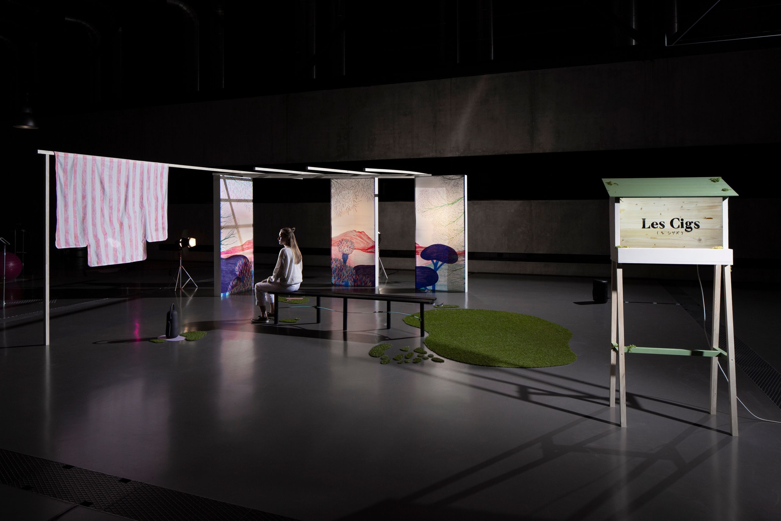 Projet de diplôme master design espace et communication Ana Iris Paris, Espace pittoresque mêlant culturel japonaise et provençale composé d'un arrosoire en céramique, pelouse synthétique, un banc, panneau de bois avec illustrations colorées, édition papier, paravent kimono