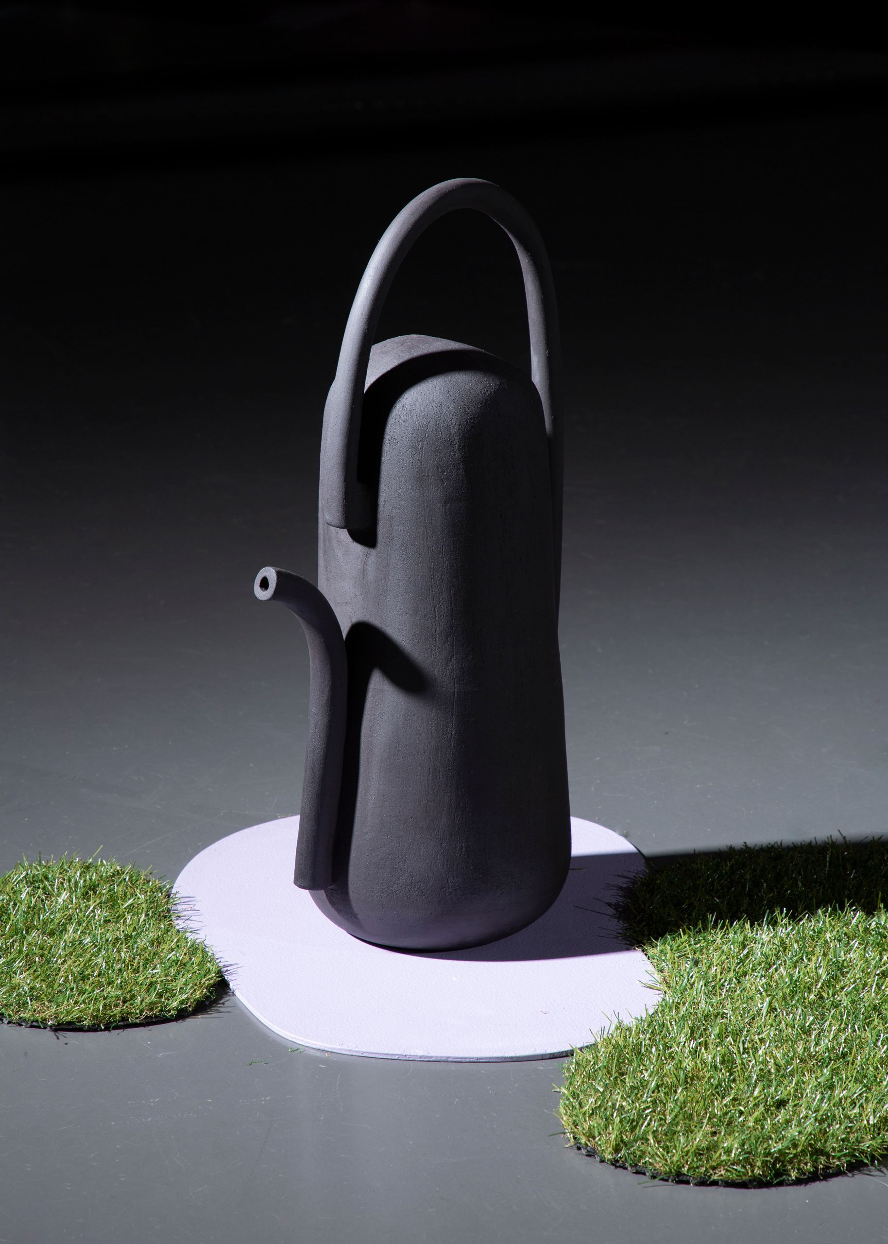 Projet de diplôme master design espace et communication Ana Iris Paris, Espace pittoresque mêlant culturel japonaise et provençale composé d'un arrosoire en céramique, pelouse synthétique, un banc, panneau de bois avec illustrations colorées, édition papier, paravent kimono