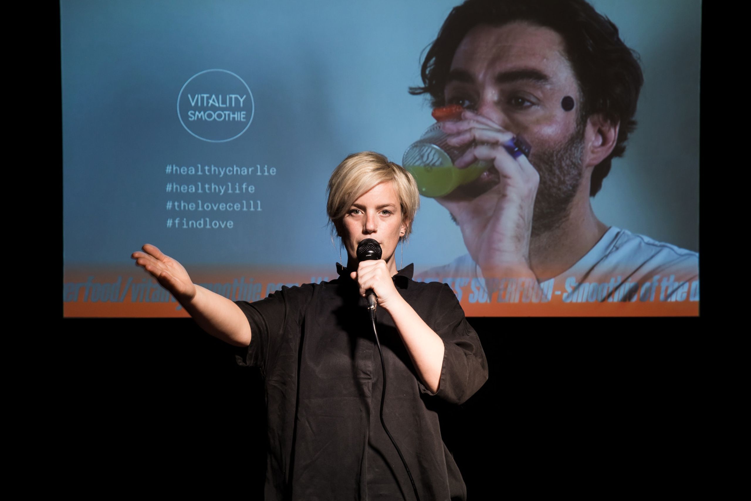 Projet de diplôme master design espace et communication julia pelichet, deux cabines font face à un écran de projection ou un film de téléréalité est diffusé