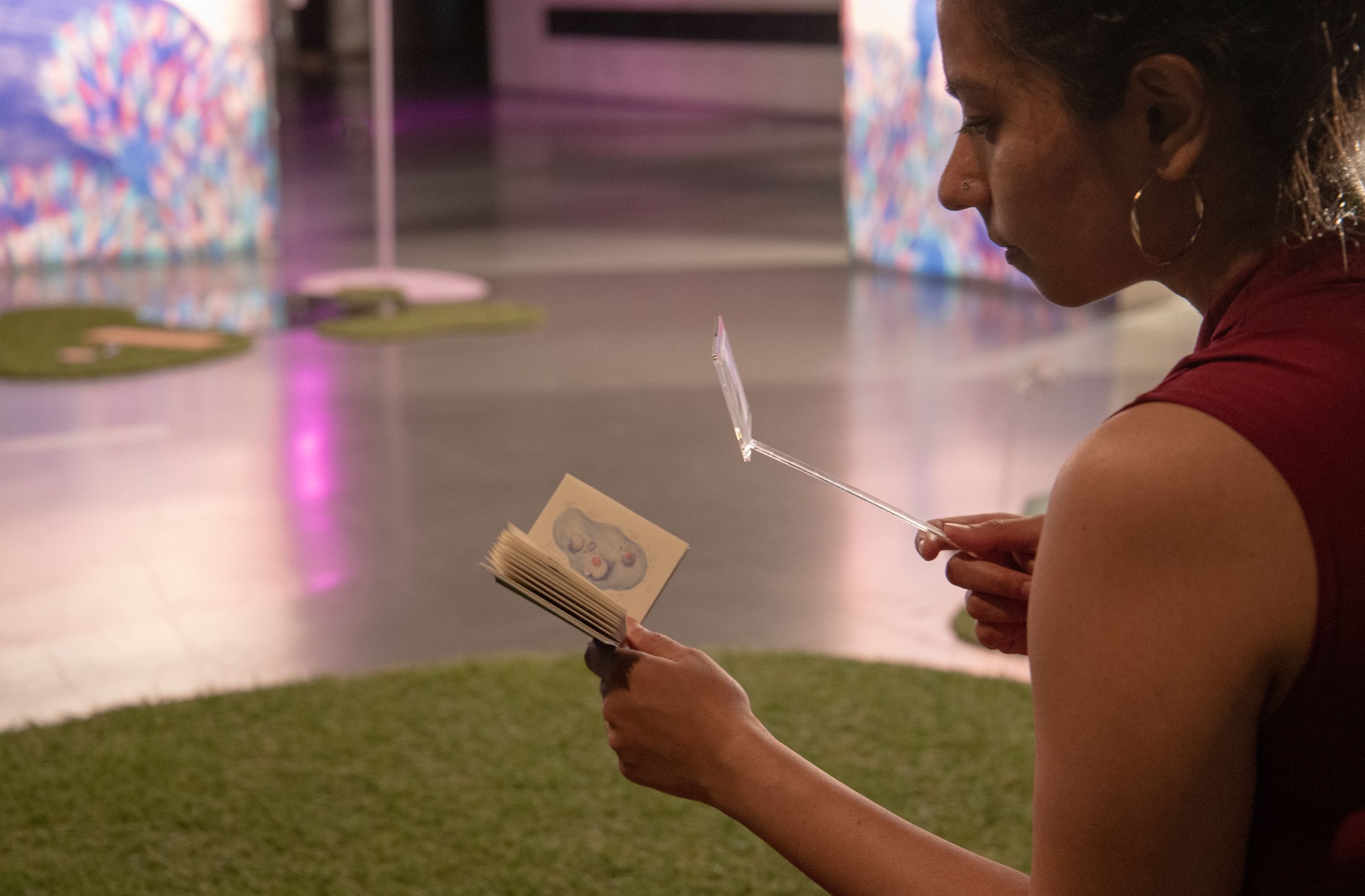 Projet de diplôme master design espace et communication Ana Iris Paris, Espace pittoresque mêlant culturel japonaise et provençale composé d'un arrosoire en céramique, pelouse synthétique, un banc, panneau de bois avec illustrations colorées, édition papier, paravent kimono