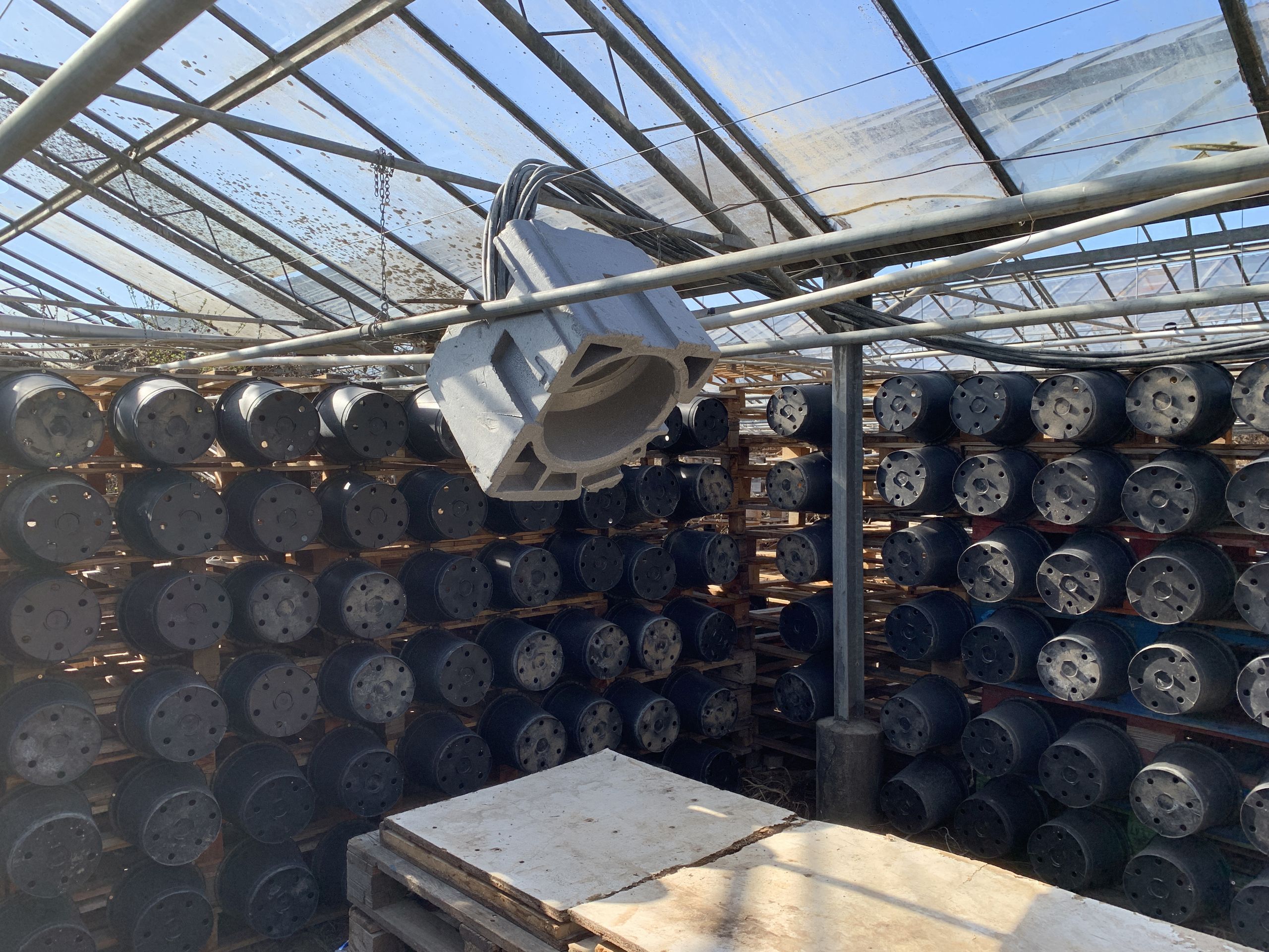 Projet de diplôme master design espace et communication tommy poiré, Chaise longue dans laboratoire expérimental entourée de faisceaux lumineux et d'un projecteur de lumière relié à la table par un tube à soufflet