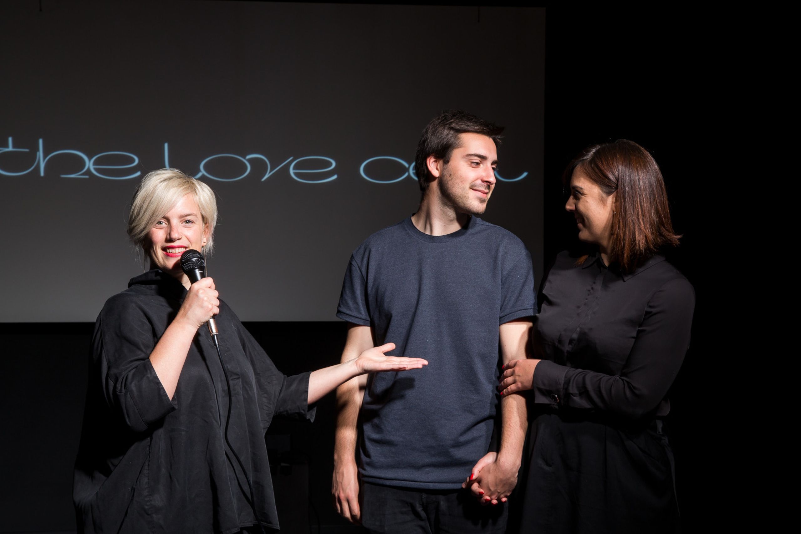 Projet de diplôme master design espace et communication julia pelichet, deux cabines font face à un écran de projection ou un film de téléréalité est diffusé