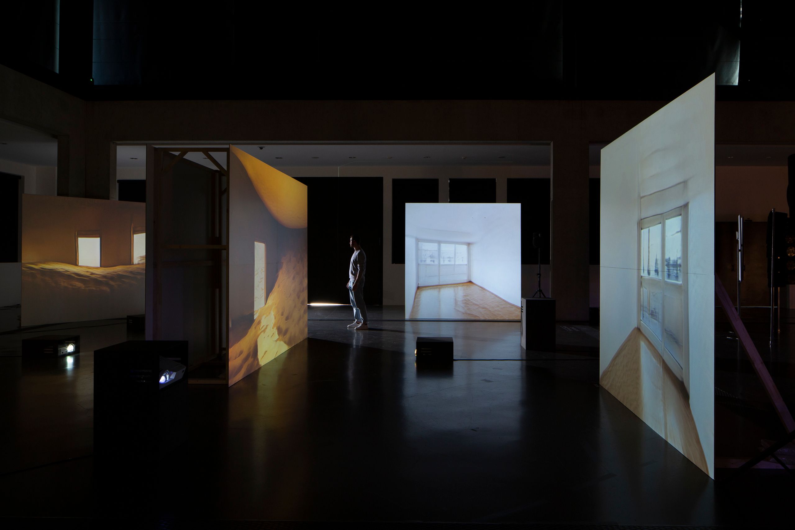 Projet de diplôme master design espace et communication thomas cerato, Grand panneau de bois formant une scénographie sur lesquels sont projetés des vidéos de pièce vide en morphing avec un désert de sable.