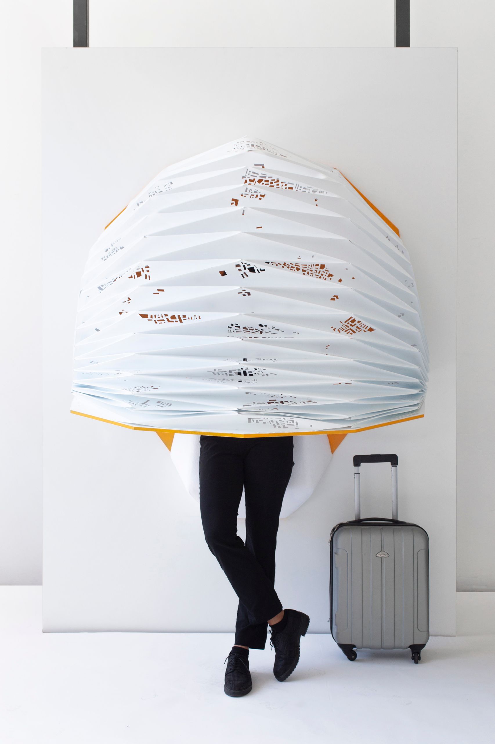 Diploma project bachelor design option interior architecture Schwerdtel Sonia, The object in question aims to cover the view of any distraction thanks to the covering origami, in plastic. It allows passengers to rest against the wall back, pull the table down and work on it.
