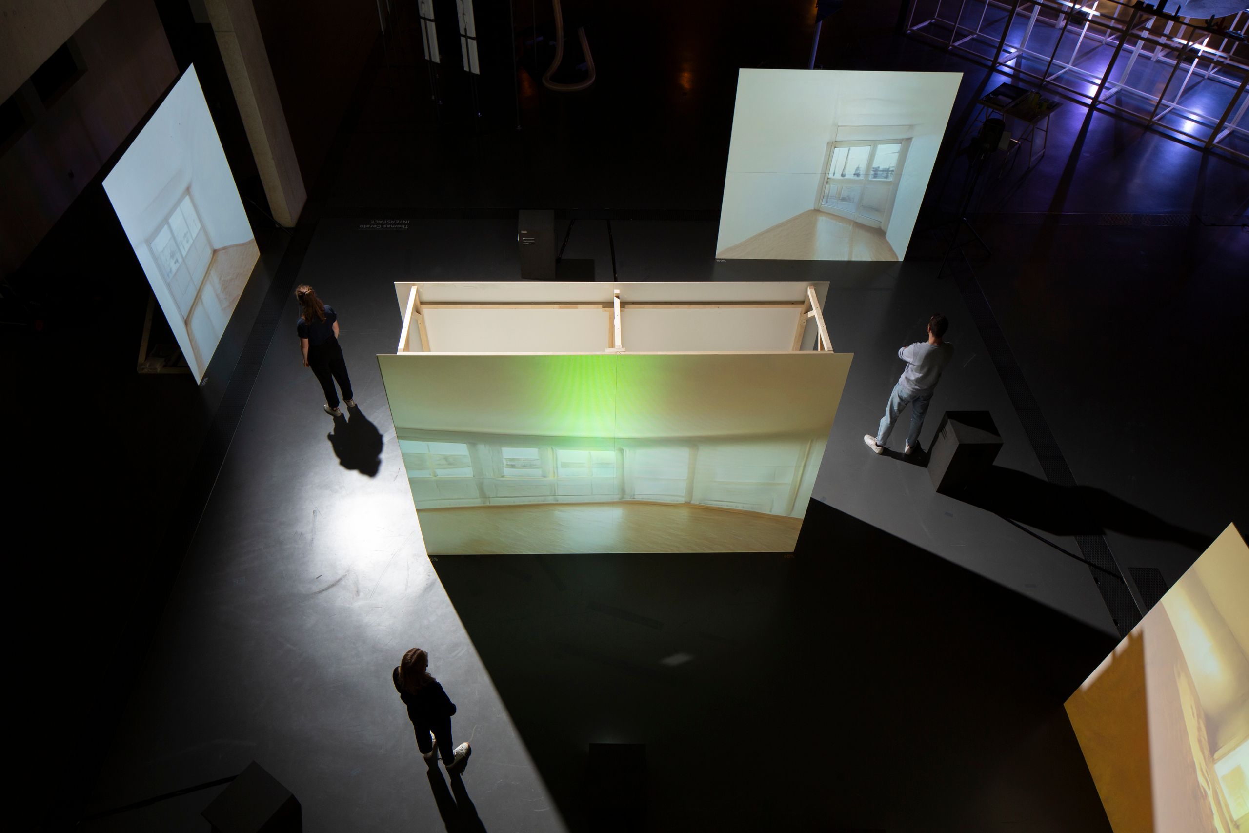 Projet de diplôme master design espace et communication thomas cerato, Grand panneau de bois formant une scénographie sur lesquels sont projetés des vidéos de pièce vide en morphing avec un désert de sable.