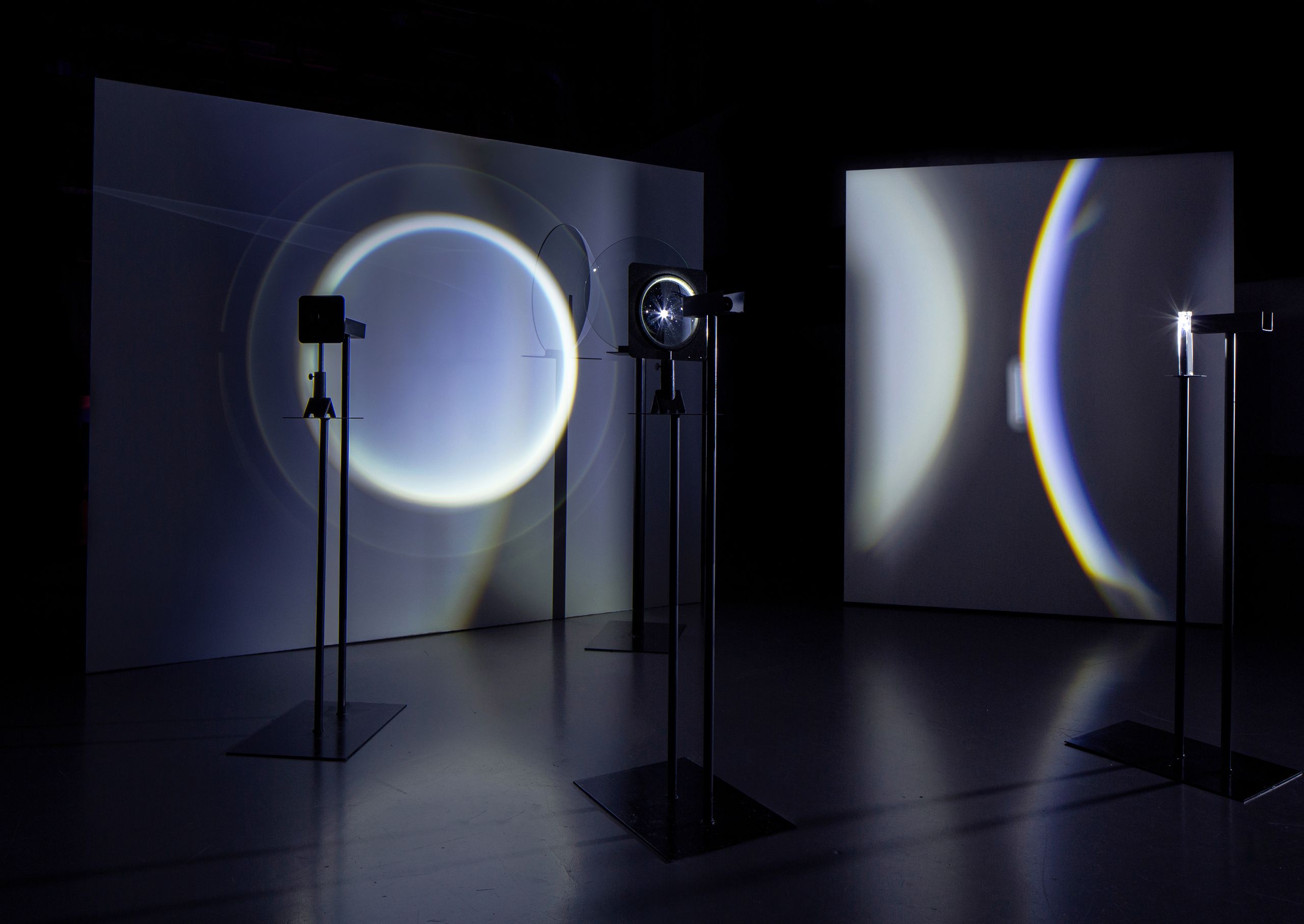 Projet de diplôme master design espace et communication alexandra hofmann, femme utilisant outils transparents ou des miroirs pour produire des reflets avec le spectre lumineux