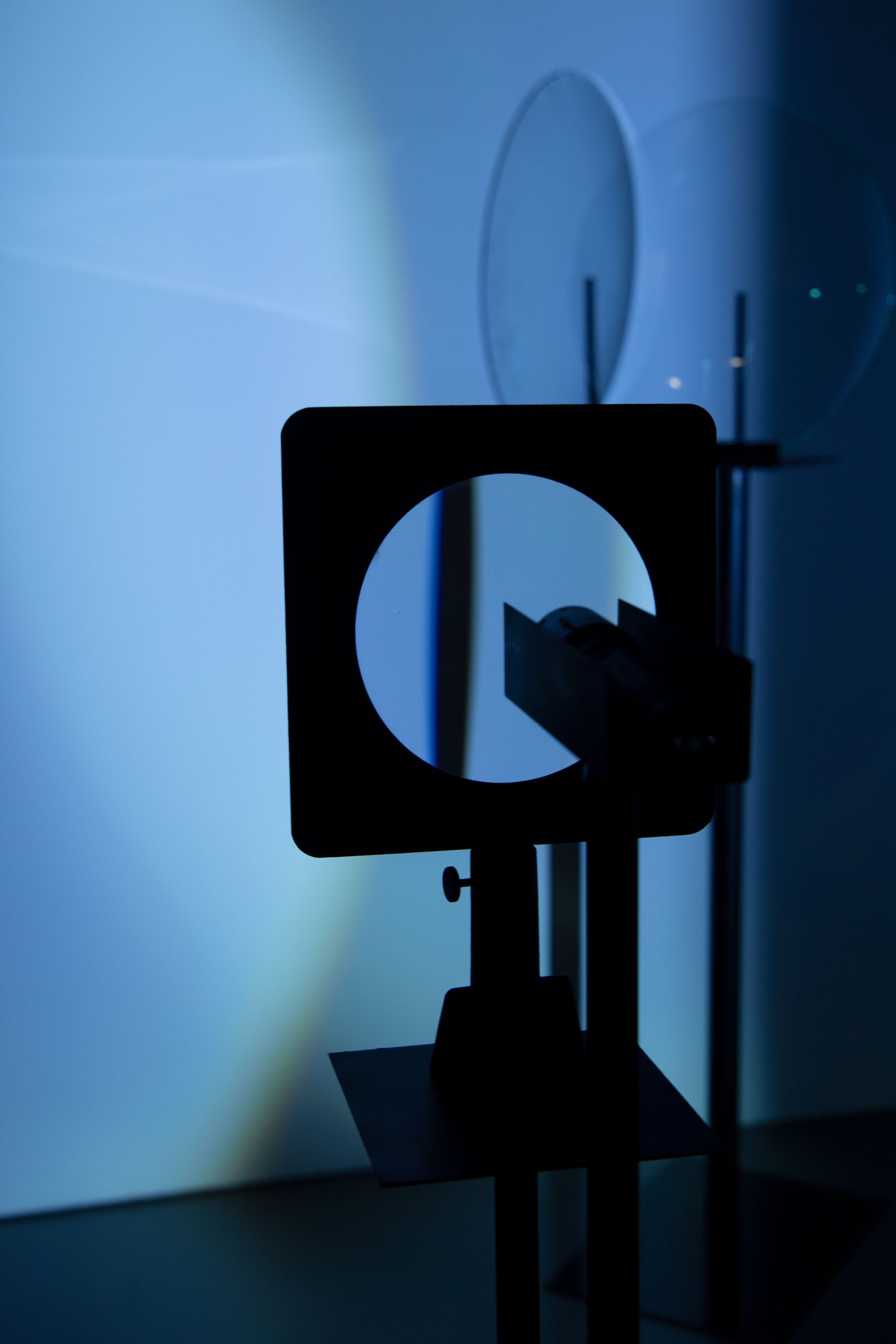 Projet de diplôme master design espace et communication alexandra hofmann, femme utilisant outils transparents ou des miroirs pour produire des reflets avec le spectre lumineux