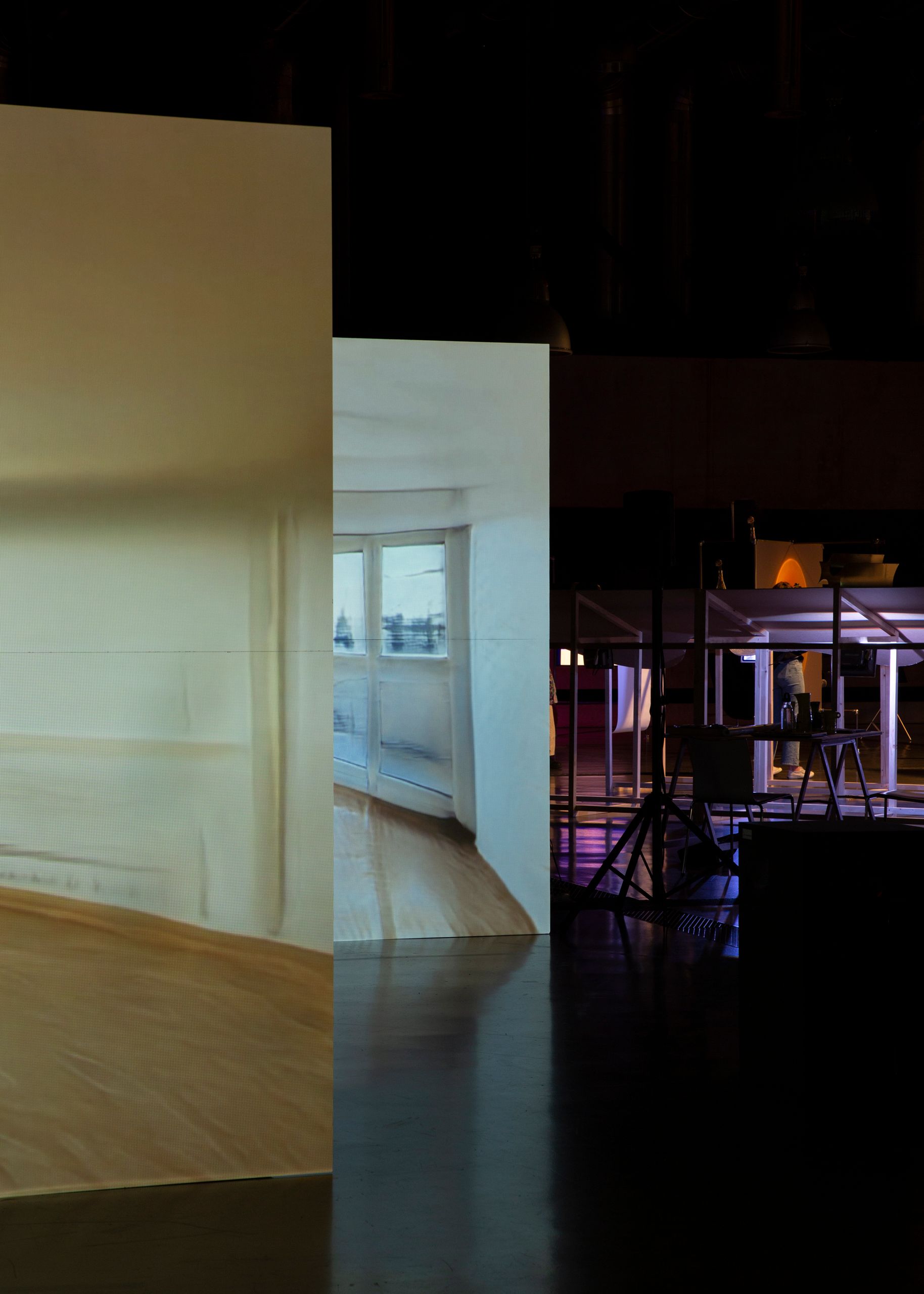 Projet de diplôme master design espace et communication thomas cerato, Grand panneau de bois formant une scénographie sur lesquels sont projetés des vidéos de pièce vide en morphing avec un désert de sable.