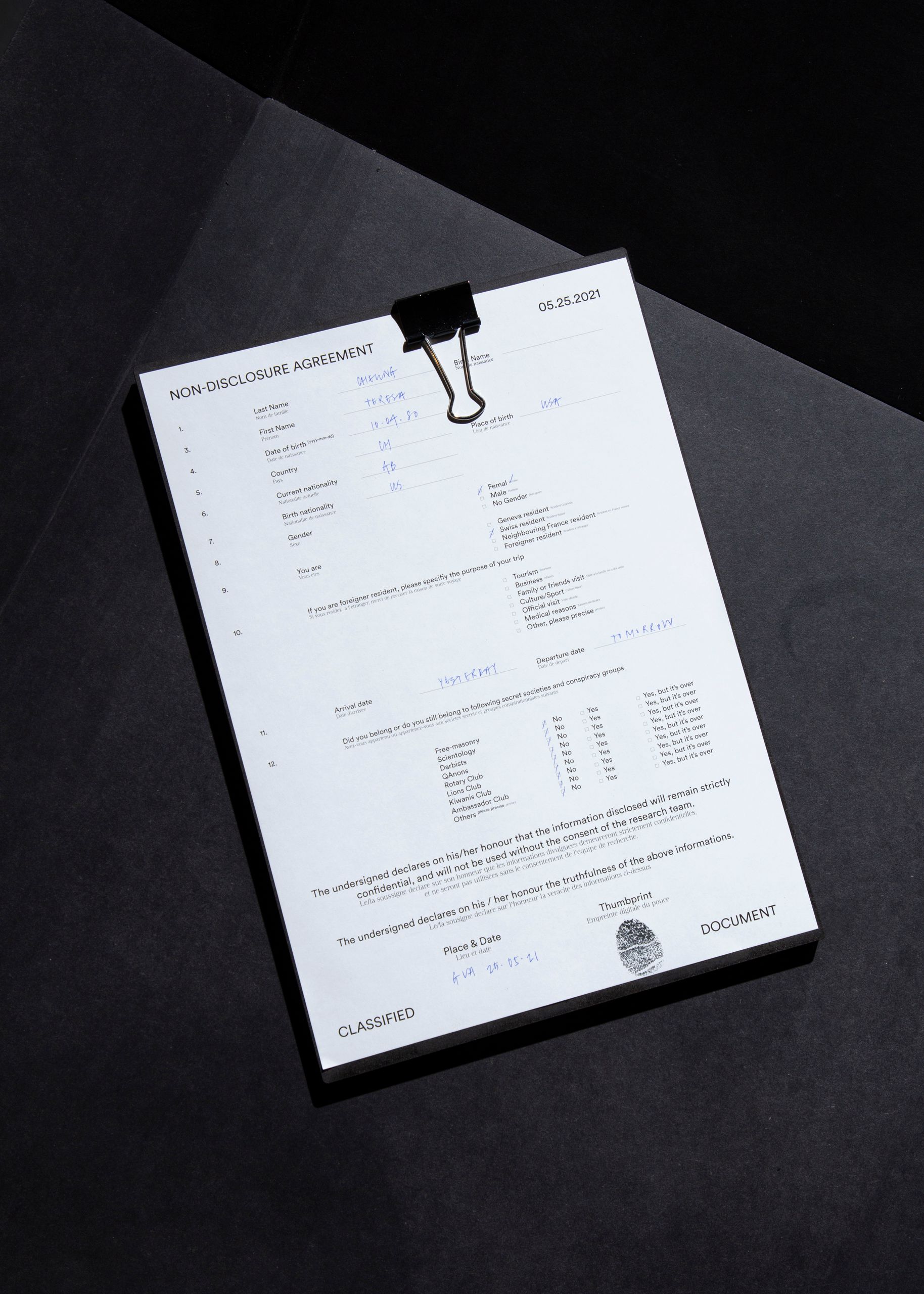 Projet de diplôme master design espace et communication tommy poiré, Chaise longue dans laboratoire expérimental entourée de faisceaux lumineux et d'un projecteur de lumière relié à la table par un tube à soufflet