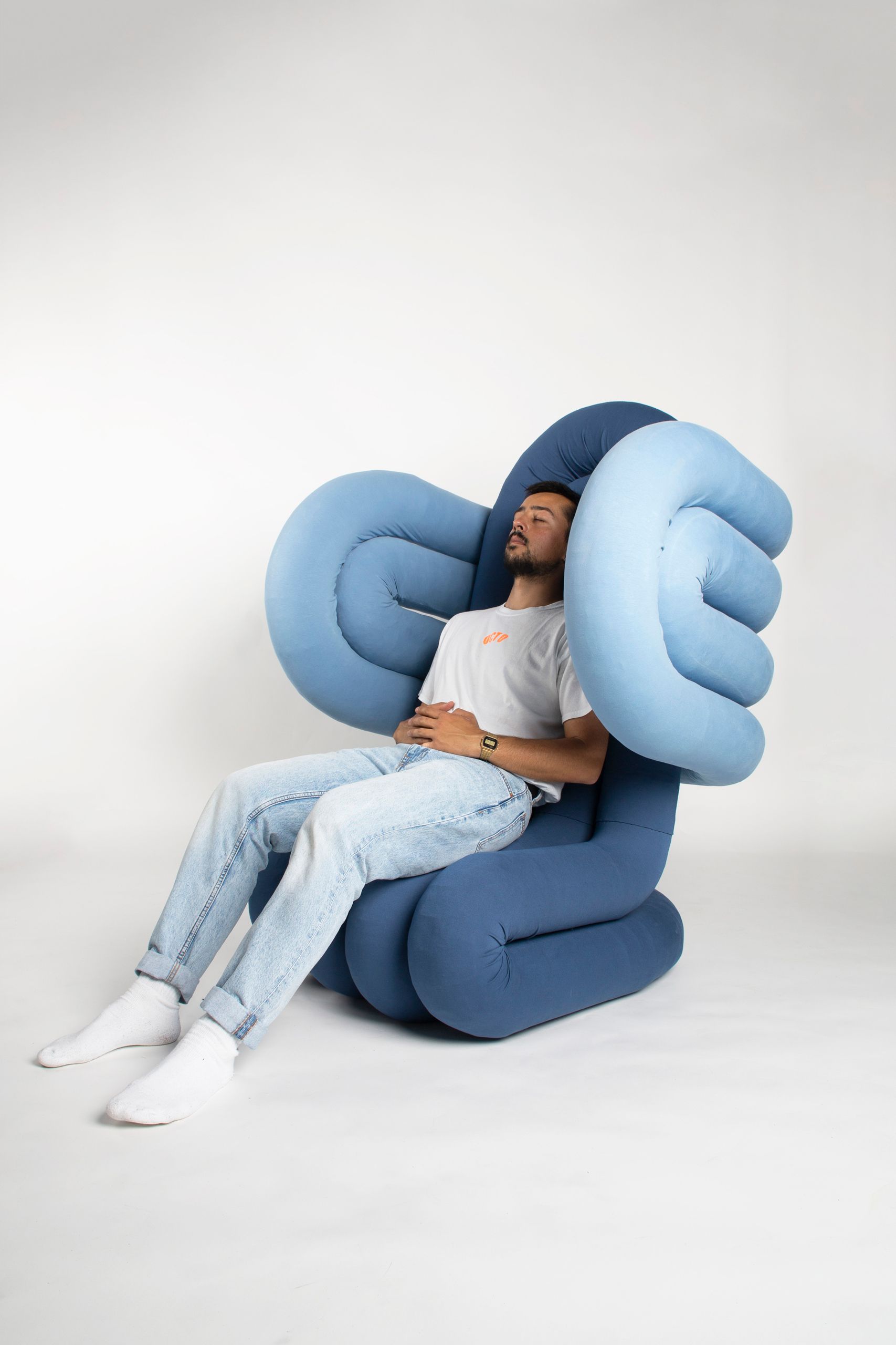 Diploma project bachelor design option interior architecture Bernardes Da Silva Rui-Filipe, lounge chair made of blue fabric buttons