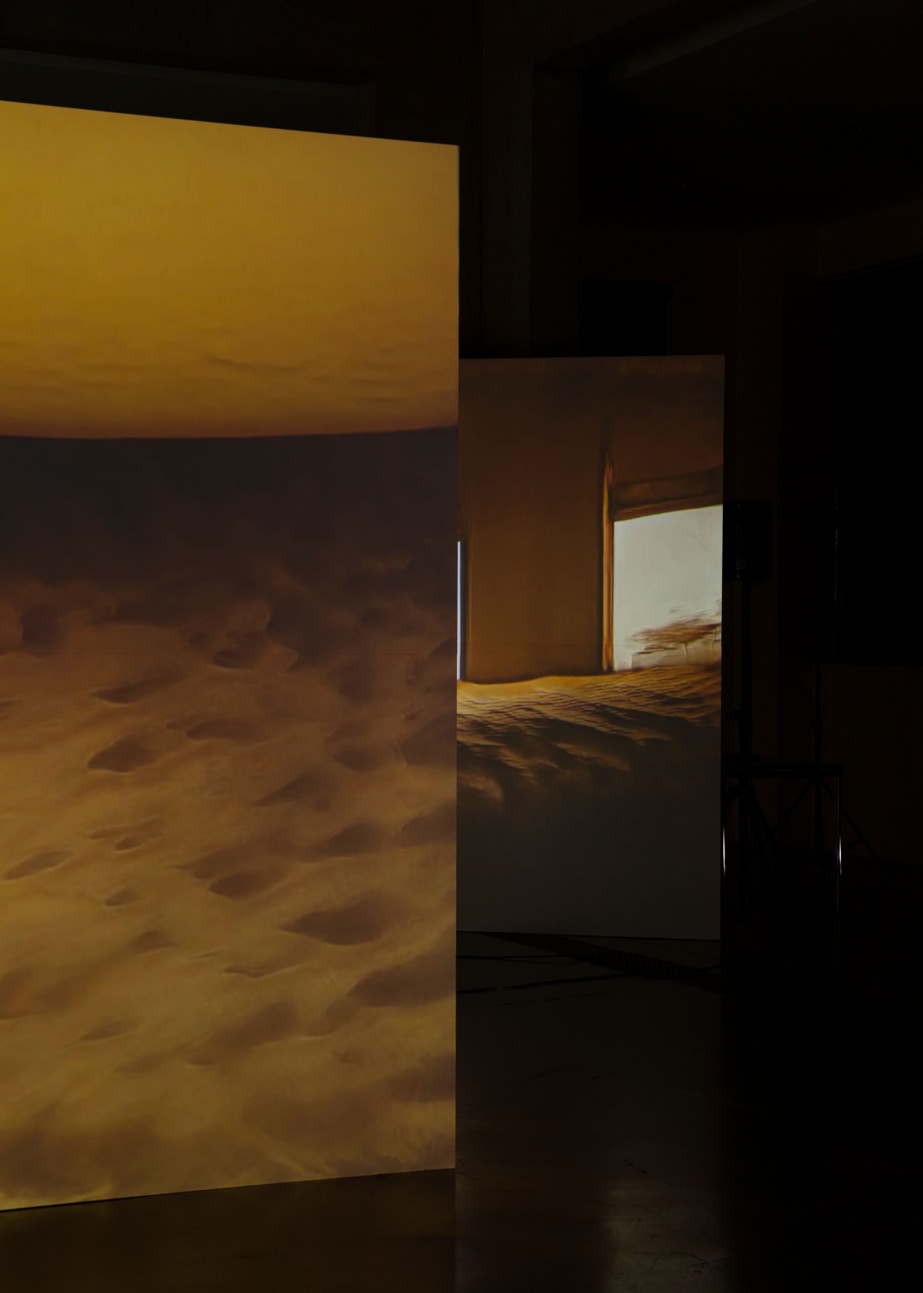 Projet de diplôme master design espace et communication thomas cerato, Grand panneau de bois formant une scénographie sur lesquels sont projetés des vidéos de pièce vide en morphing avec un désert de sable.