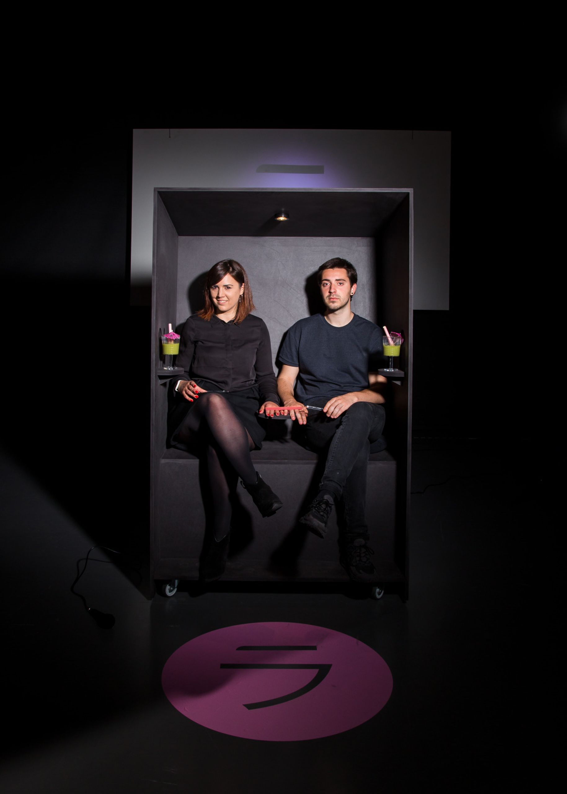 Projet de diplôme master design espace et communication julia pelichet, deux cabines font face à un écran de projection ou un film de téléréalité est diffusé