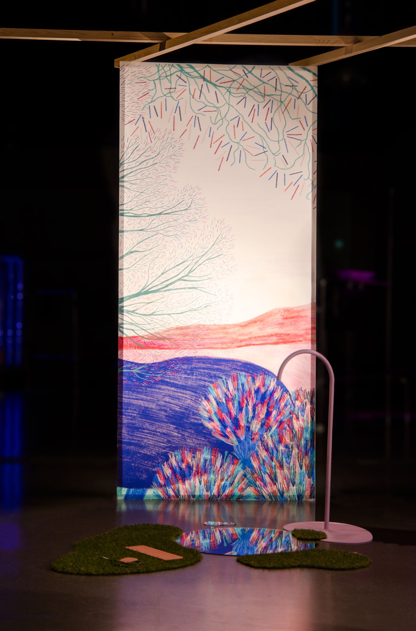 Projet de diplôme master design espace et communication Ana Iris Paris, Espace pittoresque mêlant culturel japonaise et provençale composé d'un arrosoire en céramique, pelouse synthétique, un banc, panneau de bois avec illustrations colorées, édition papier, paravent kimono