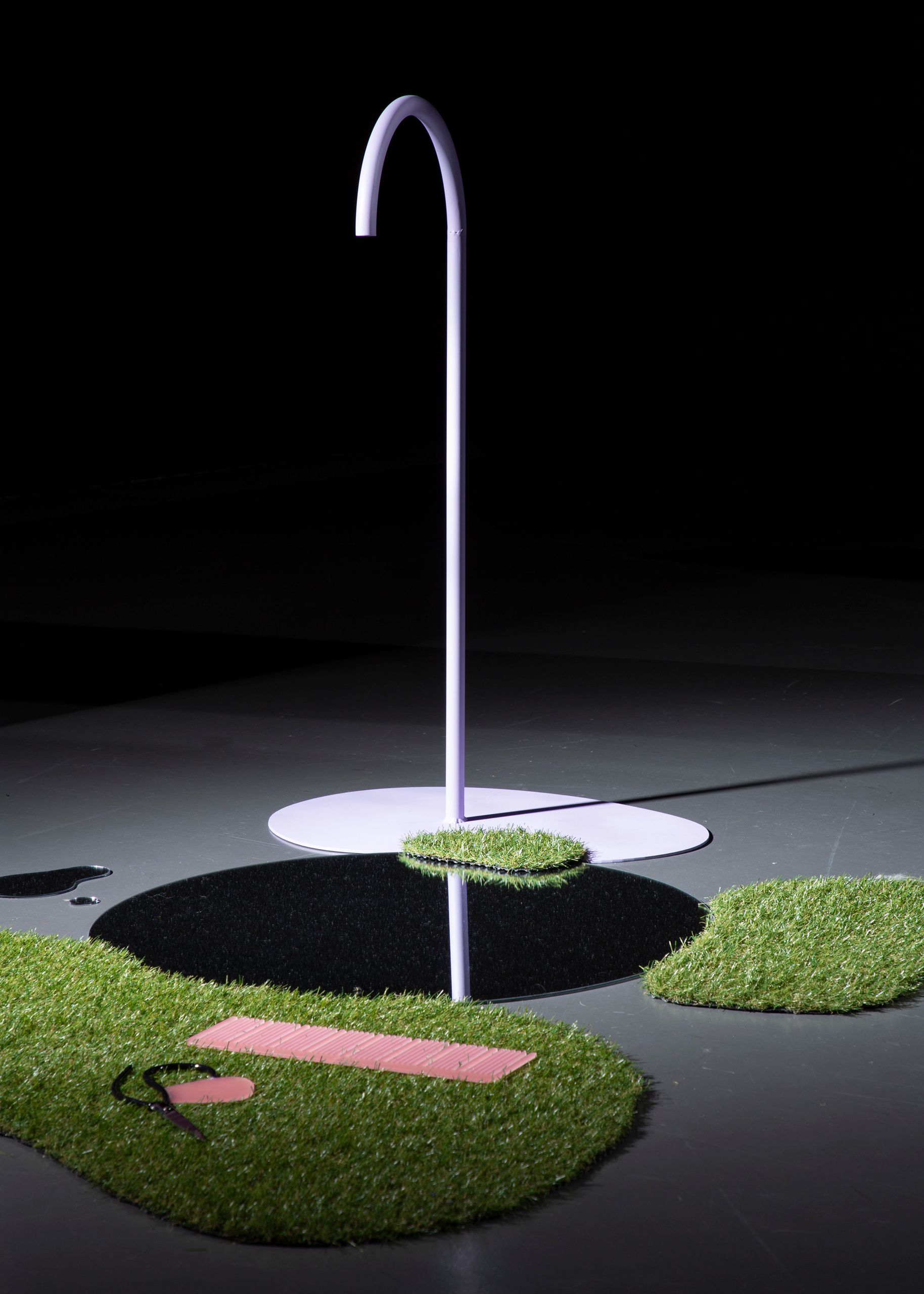 Projet de diplôme master design espace et communication Ana Iris Paris, Espace pittoresque mêlant culturel japonaise et provençale composé d'un arrosoire en céramique, pelouse synthétique, un banc, panneau de bois avec illustrations colorées, édition papier, paravent kimono