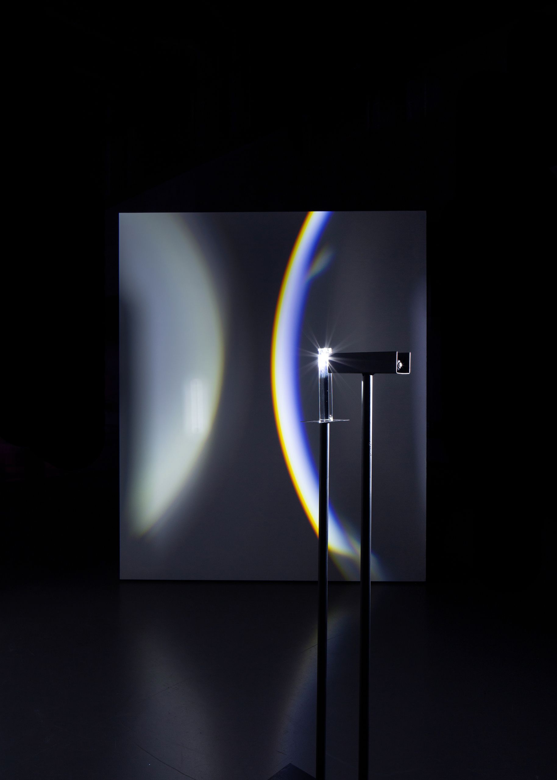 Projet de diplôme master design espace et communication alexandra hofmann, femme utilisant outils transparents ou des miroirs pour produire des reflets avec le spectre lumineux