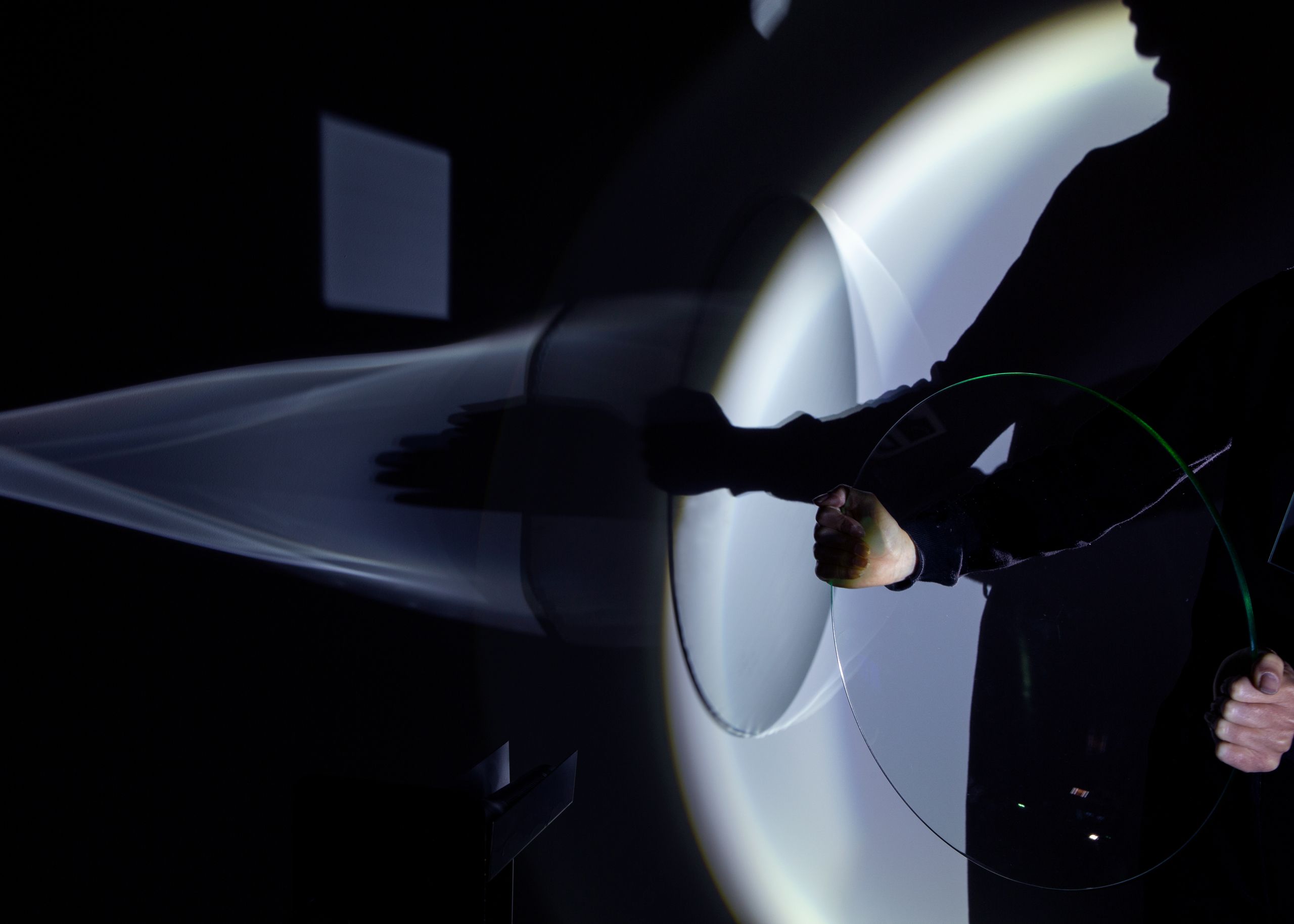 Projet de diplôme master design espace et communication alexandra hofmann, femme utilisant outils transparents ou des miroirs pour produire des reflets avec le spectre lumineux