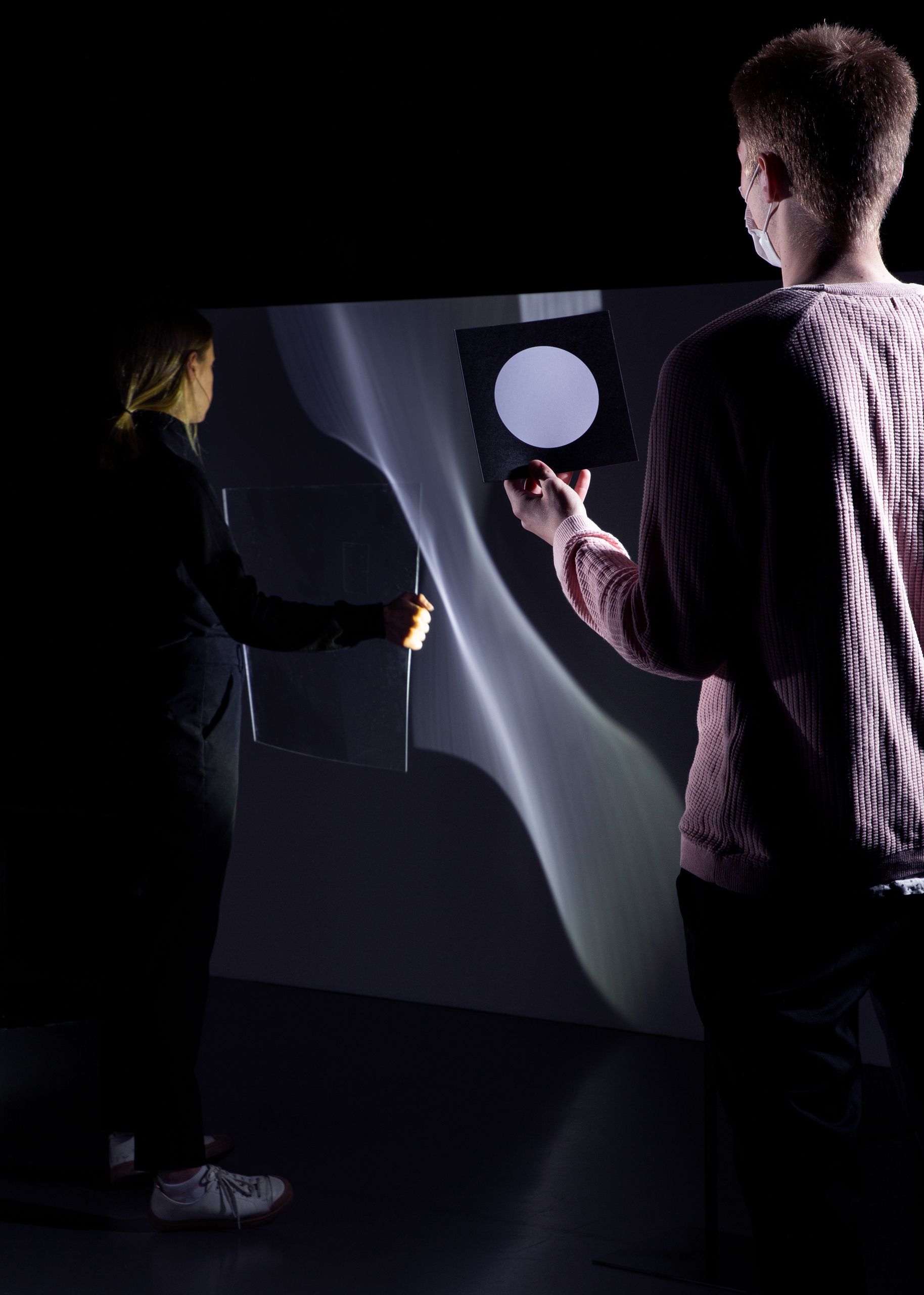 Projet de diplôme master design espace et communication alexandra hofmann, femme utilisant outils transparents ou des miroirs pour produire des reflets avec le spectre lumineux