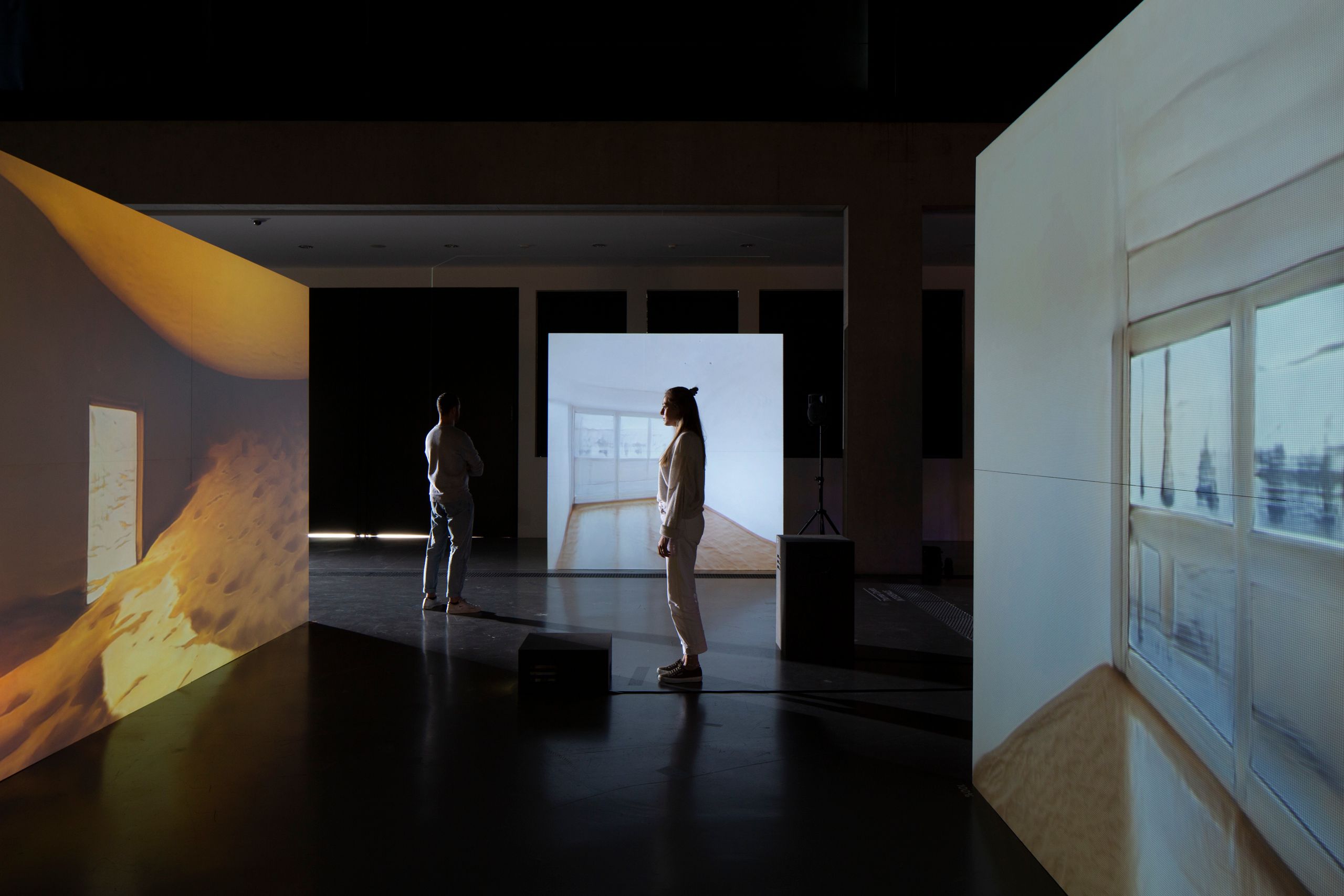 Projet de diplôme master design espace et communication thomas cerato, Grand panneau de bois formant une scénographie sur lesquels sont projetés des vidéos de pièce vide en morphing avec un désert de sable.