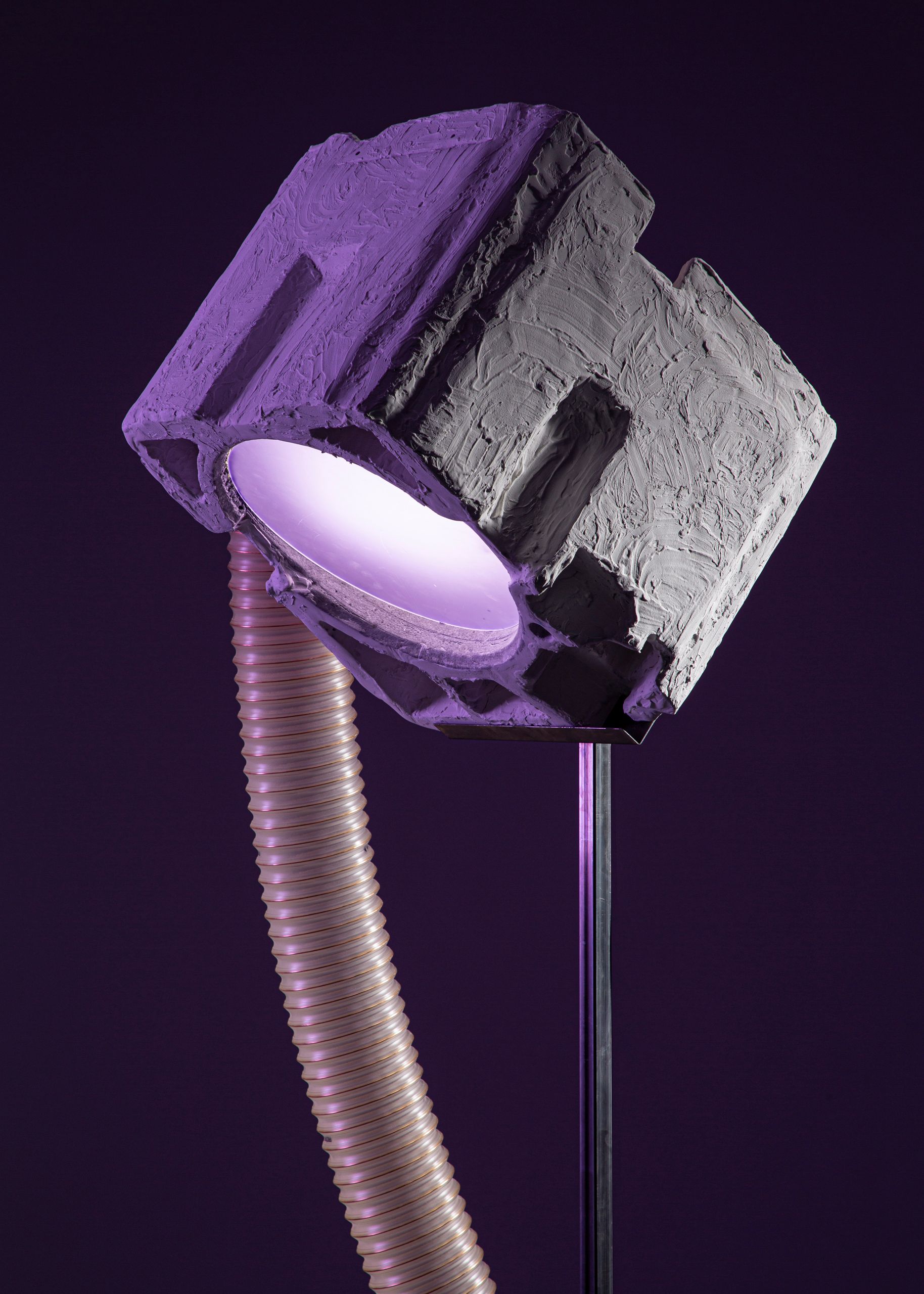 Projet de diplôme master design espace et communication tommy poiré, Chaise longue dans laboratoire expérimental entourée de faisceaux lumineux et d'un projecteur de lumière relié à la table par un tube à soufflet