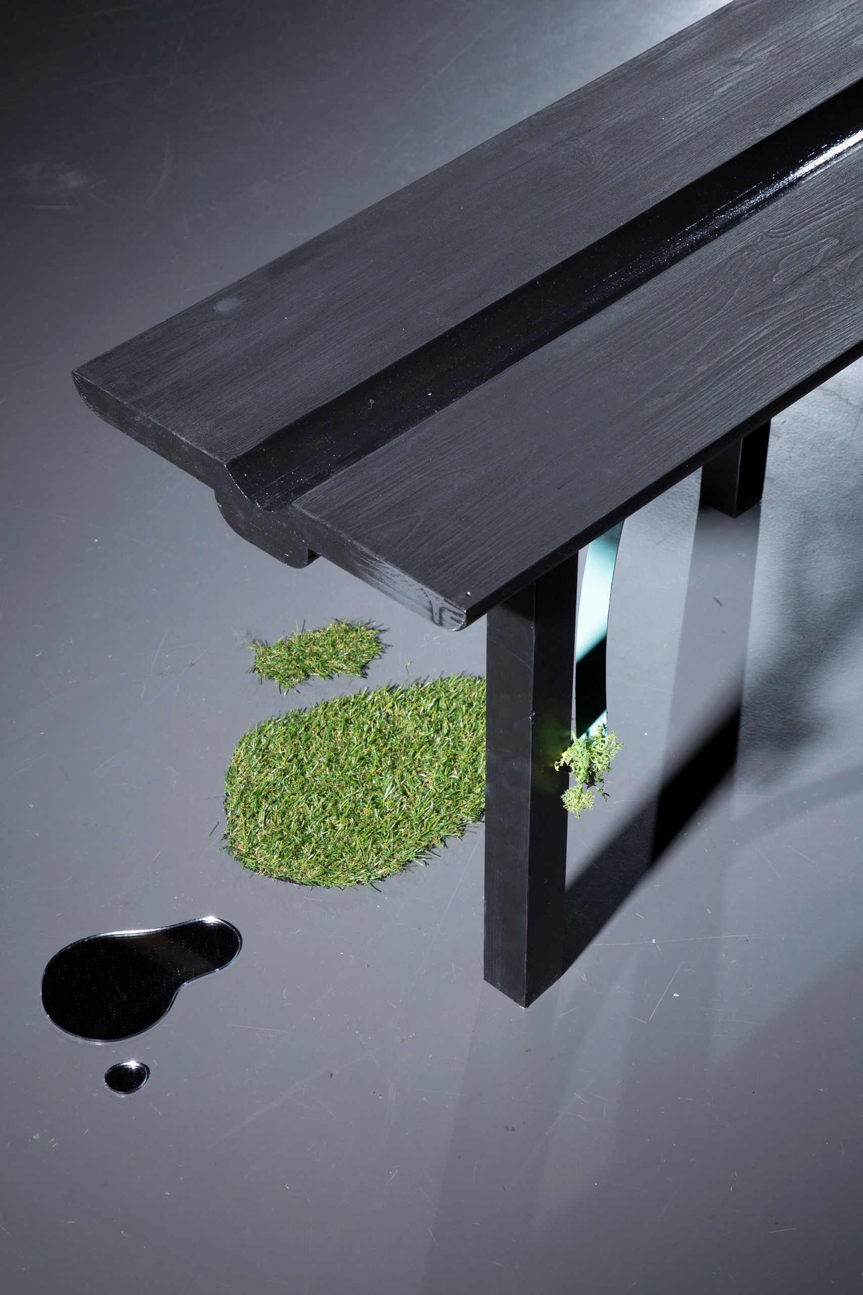 Projet de diplôme master design espace et communication Ana Iris Paris, Espace pittoresque mêlant culturel japonaise et provençale composé d'un arrosoire en céramique, pelouse synthétique, un banc, panneau de bois avec illustrations colorées, édition papier, paravent kimono