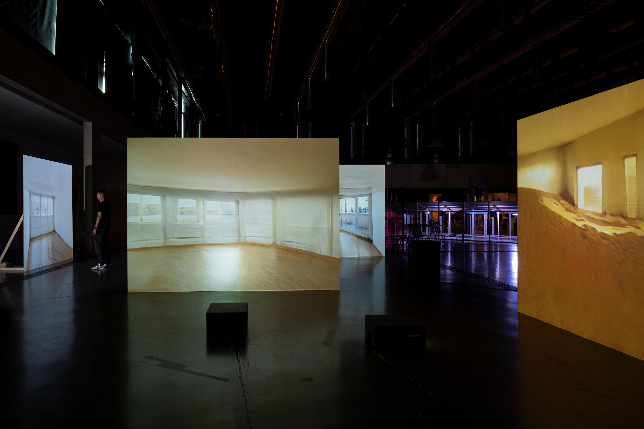 Projet de diplôme master design espace et communication thomas cerato, Grand panneau de bois formant une scénographie sur lesquels sont projetés des vidéos de pièce vide en morphing avec un désert de sable.