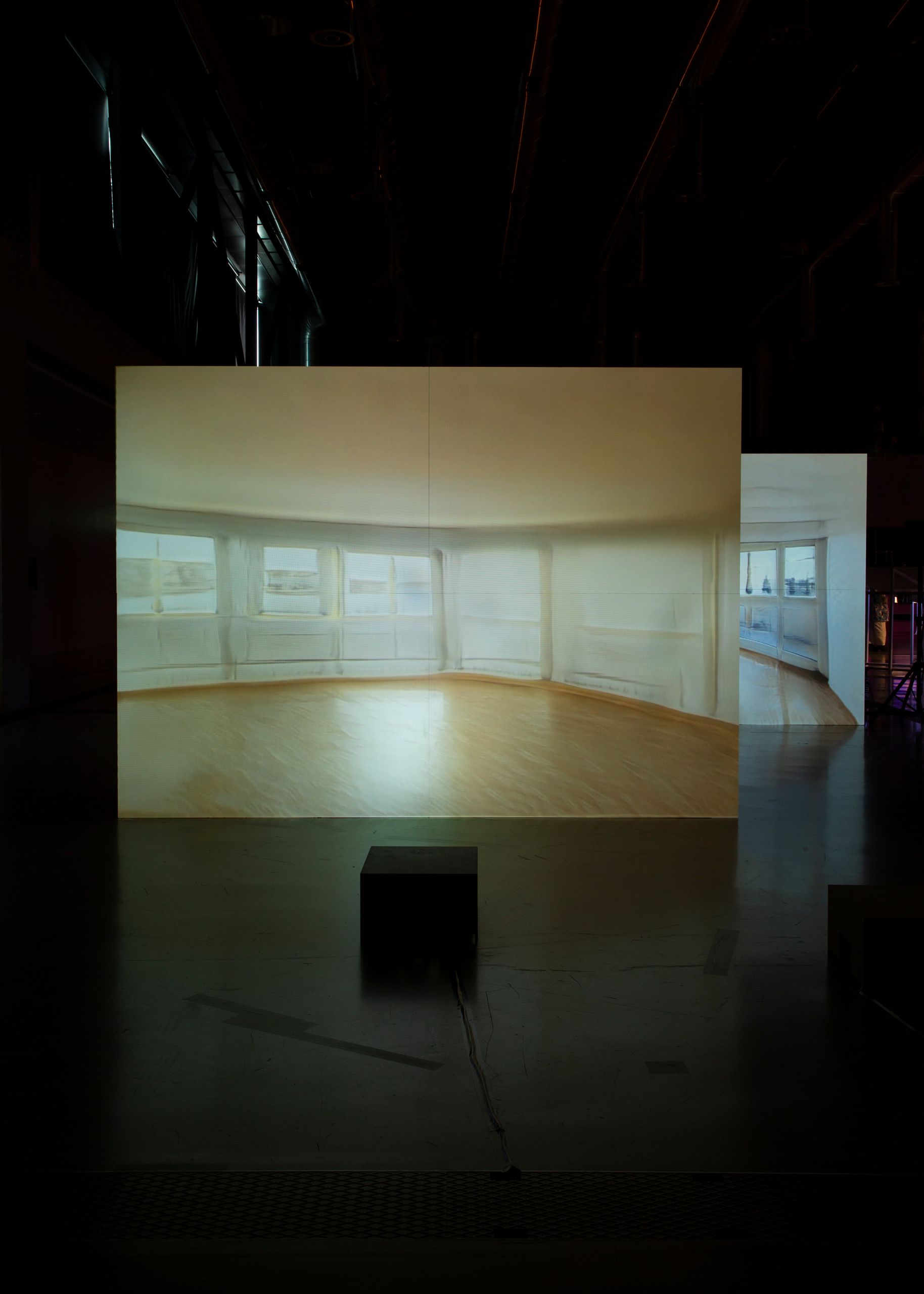 Projet de diplôme master design espace et communication thomas cerato, Grand panneau de bois formant une scénographie sur lesquels sont projetés des vidéos de pièce vide en morphing avec un désert de sable.