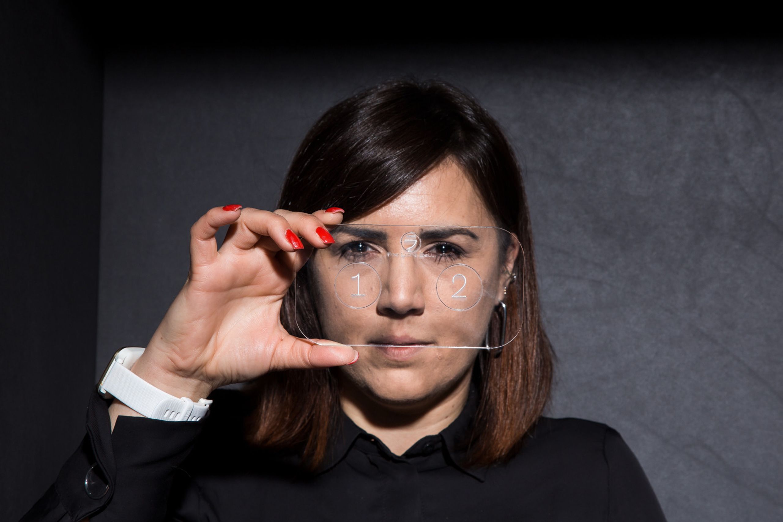 Projet de diplôme master design espace et communication julia pelichet, deux cabines font face à un écran de projection ou un film de téléréalité est diffusé