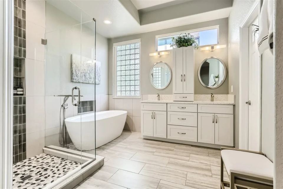 Project photograph published on the Elite Bathroom Remodeling Phoenix website