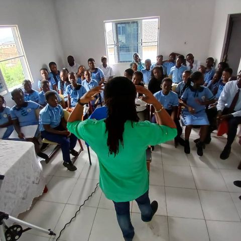 A facilitator engages a classroom of students in a discussion.