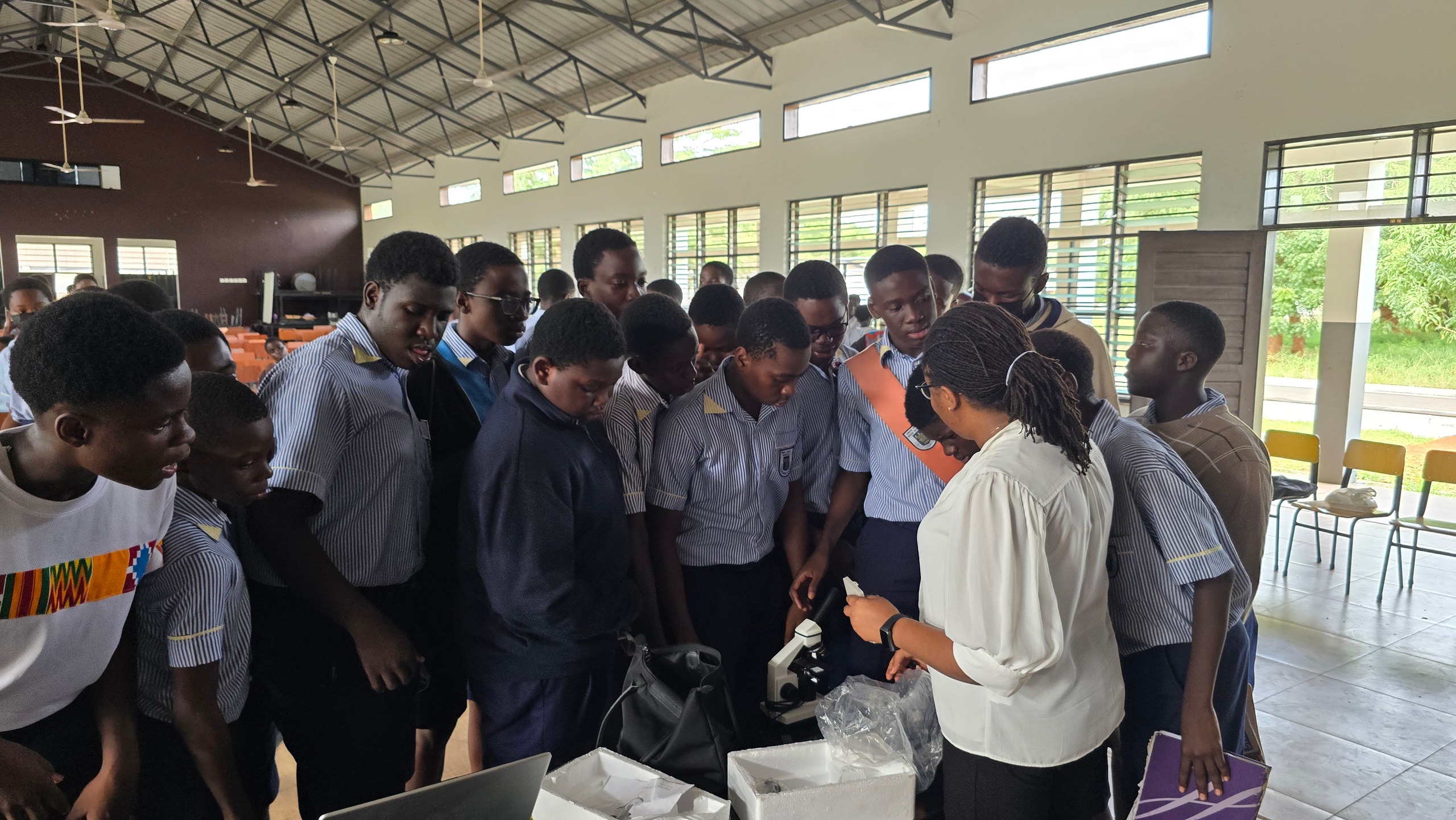 Exploring the very small too, a microscopy session for young scientists.