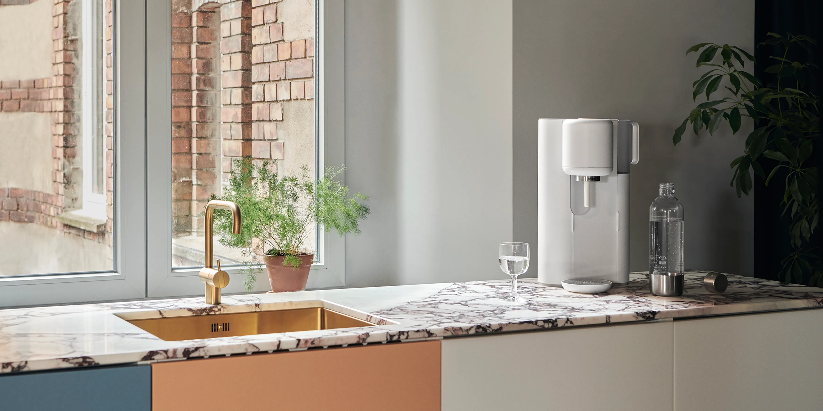 The Mitte water purifier on a colorful kitchen counterop
