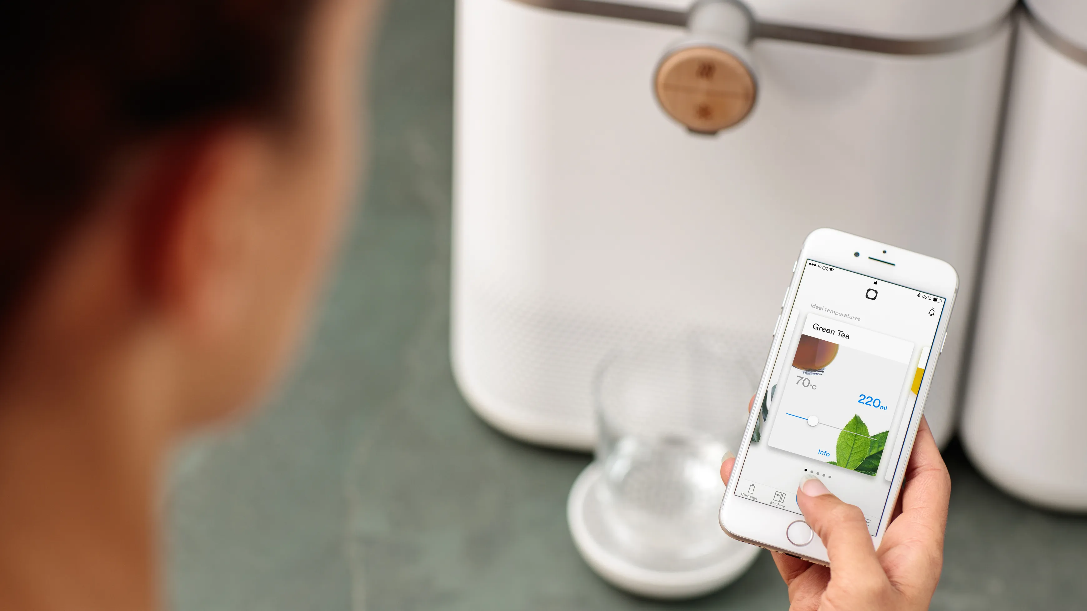 A person interacting with the App of the Mitte water purifier